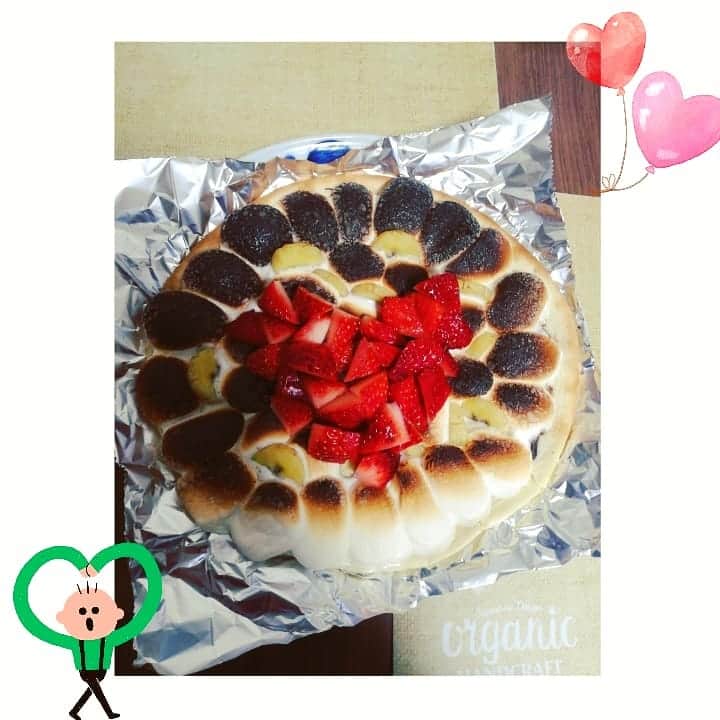 近藤笑菜のインスタグラム：「今年のバレンタインは、初めて食べるスモアピザ🍕🍫 一度食べてみたいねーーと盛り上がり、初めて作ってみた！見ての通り焦げたね！笑 でもスモアはちょっと焦げてるくらいが美味しいってなもんだよね😉♡ チョコとマシュマロだけでは絶対くどいから、バナナといちごを投入🍌🍓大正解だった～フルーツ最高～～ トロトロのピザをフードファイターのように二人でかっこみ。作るのと食べるの合わせて30分もかからんかったな。うんまかった～♡ またキャンプでスモアもやりたいなぁ⛺🔥 #valentineday #smore #pizza #スモア」