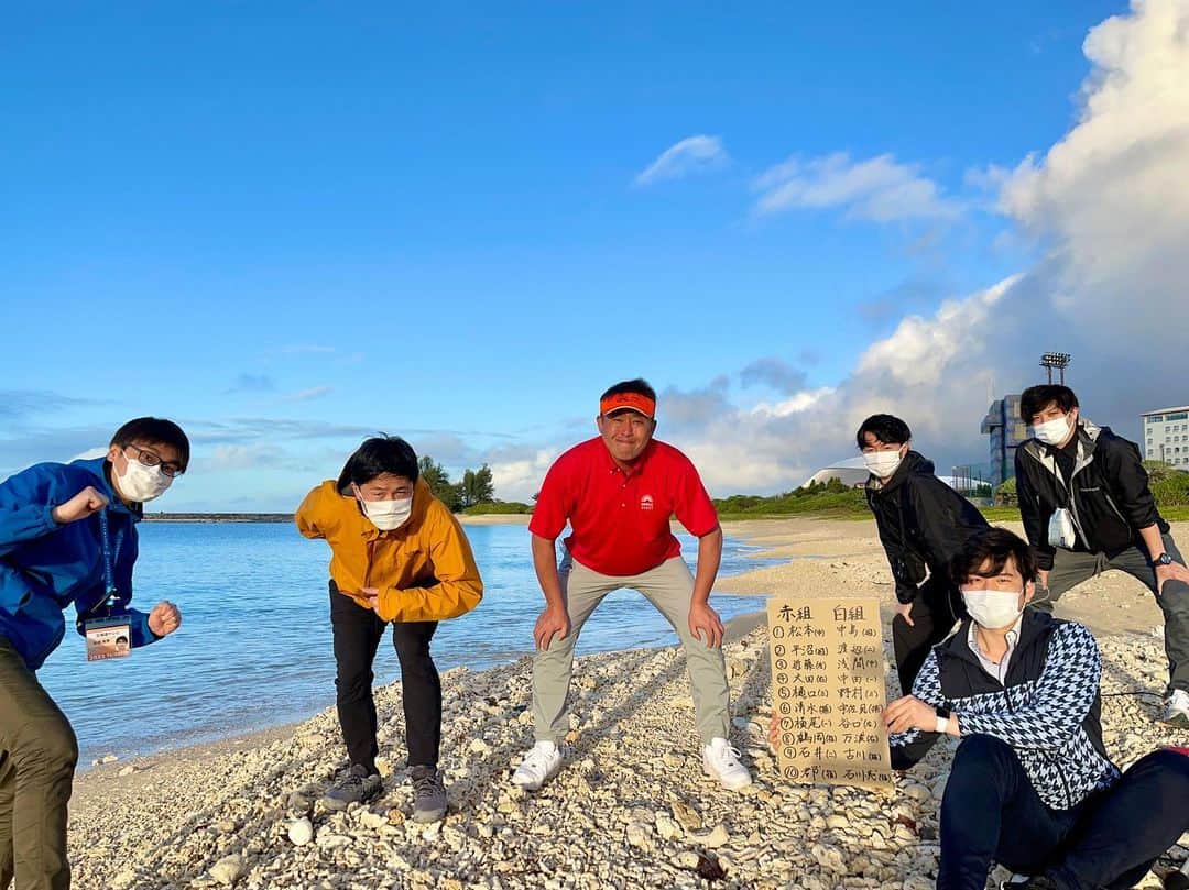 福田太郎のインスタグラム：「沖縄の朝日を浴びて☀️ ついハイテンションになっちゃいました☺︎ 週末のイチモニ！中継は、球場近くの砂浜からお届け！ ⠀ グラウンドに響く「うぁー！」という力強い声。 紅白戦では、ドラ１ルーキーがベールを脱ぎました！ バッターに向かっていく『#伊藤大海 らしさ』全開の 強気なピッチングを、ぜひ明日のイチモニ！で😆 ⠀ #北海道日本ハムファイターズ #01karat #イチカラ #Fsえくぼ会 #北海道 #鹿部町 出身 #lovefighters  #プロ野球 #ファイターズ #沖縄キャンプ ただいま取材中 #HTB #イチモニ！#朝から元気 #岩本勉 さん #アナウンサー #福田太郎 そろそろ帰ってくるよ☺️ 対策徹底して、取材クルーもがんばってます🎥🎤」