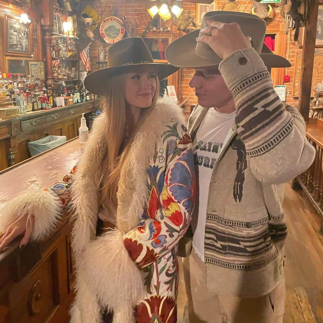 ティエストさんのインスタグラム写真 - (ティエストInstagram)「Happy Valentine’s Day from the Verwest’s out of the Wild West ❤️❤️ @annikaverwest」2月15日 0時07分 - tiesto