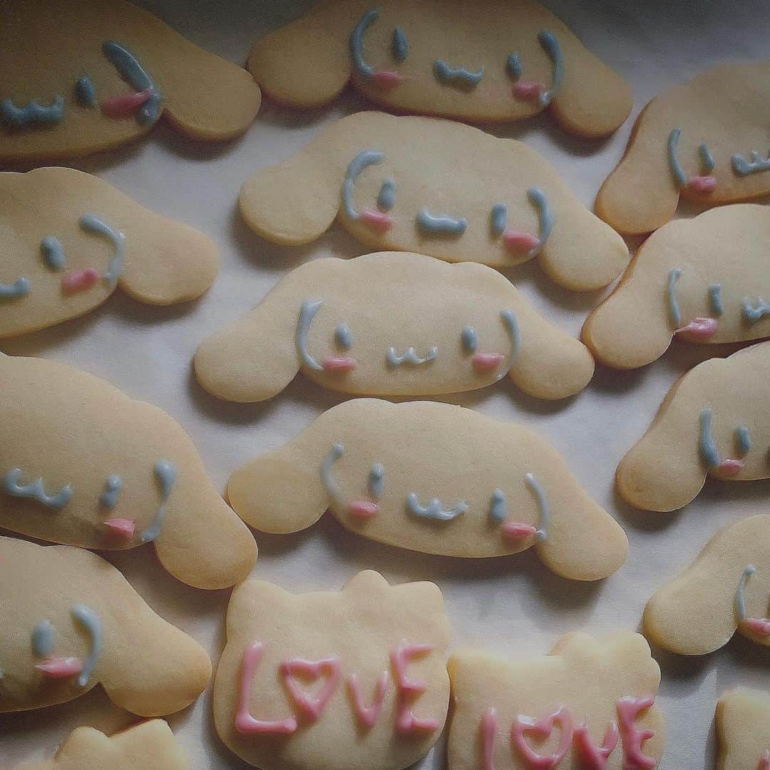 山口真帆のインスタグラム：「#valentine﻿ ﻿ HappyValentine♡﻿ ﻿ ﻿ 去年急遽作ったシナモンクッキー。﻿ チョコは小さい頃から作ってたけど﻿ クッキー作ったのは初めてでした。﻿ ﻿ キティちゃんは顔難しくて、﻿ 途中で諦めてありきたりな文字で﻿ 誤魔化しました笑﻿ ﻿ ﻿ 焼く前が一番可愛い」