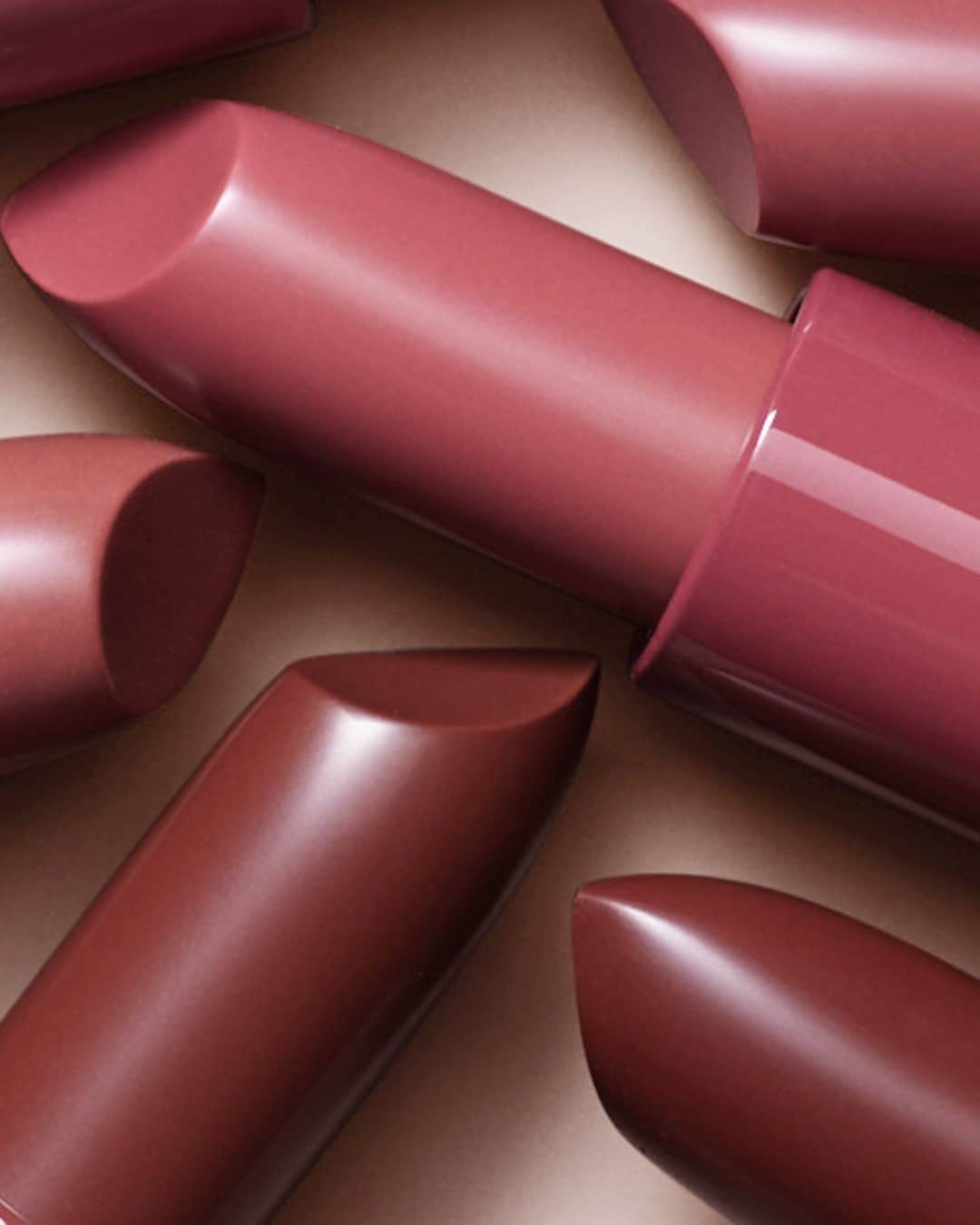 ボビイブラウンさんのインスタグラム写真 - (ボビイブラウンInstagram)「True-to-you nudes. Calibrated to real lip tones, our Crushed Lip Colors in the NEW Real Nudes Collection are your one-swipe nude for balancing, boosting, and enhancing lips—effortlessly.  Find your perfect nude now with our virtual try-on tool at bobbibrown.com.  #bobbibrown #crushedlipcolor #realnudes #nudelip」2月15日 0時00分 - bobbibrown