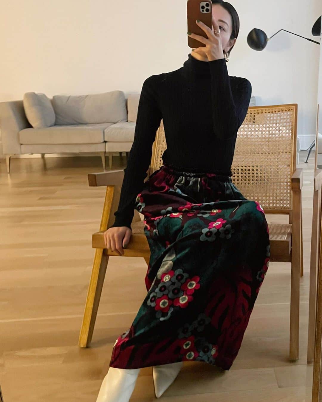 大塚良子のインスタグラム：「Good morning! #Sundaymood  Knit... @blamink.official  Skirt... @driesvannoten  Boots... @maisontherow @therow . . #nyc #fashion #ootd #ootdinspiration #photooftheday」