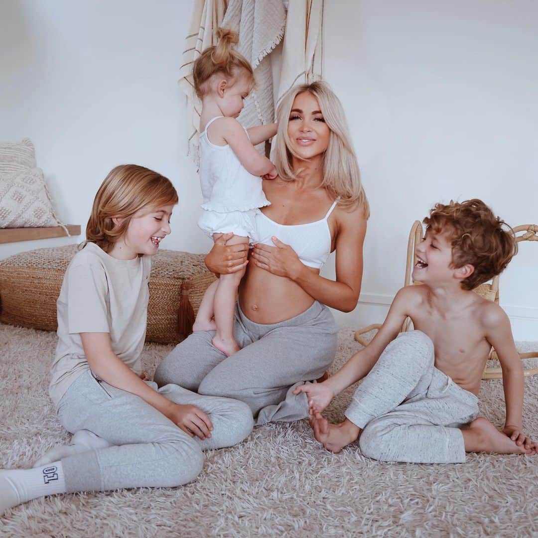 Cara Van Brocklinのインスタグラム：「I’ve been keeping a little secret...we are so happy, so thankful, and so in love 🤍!」