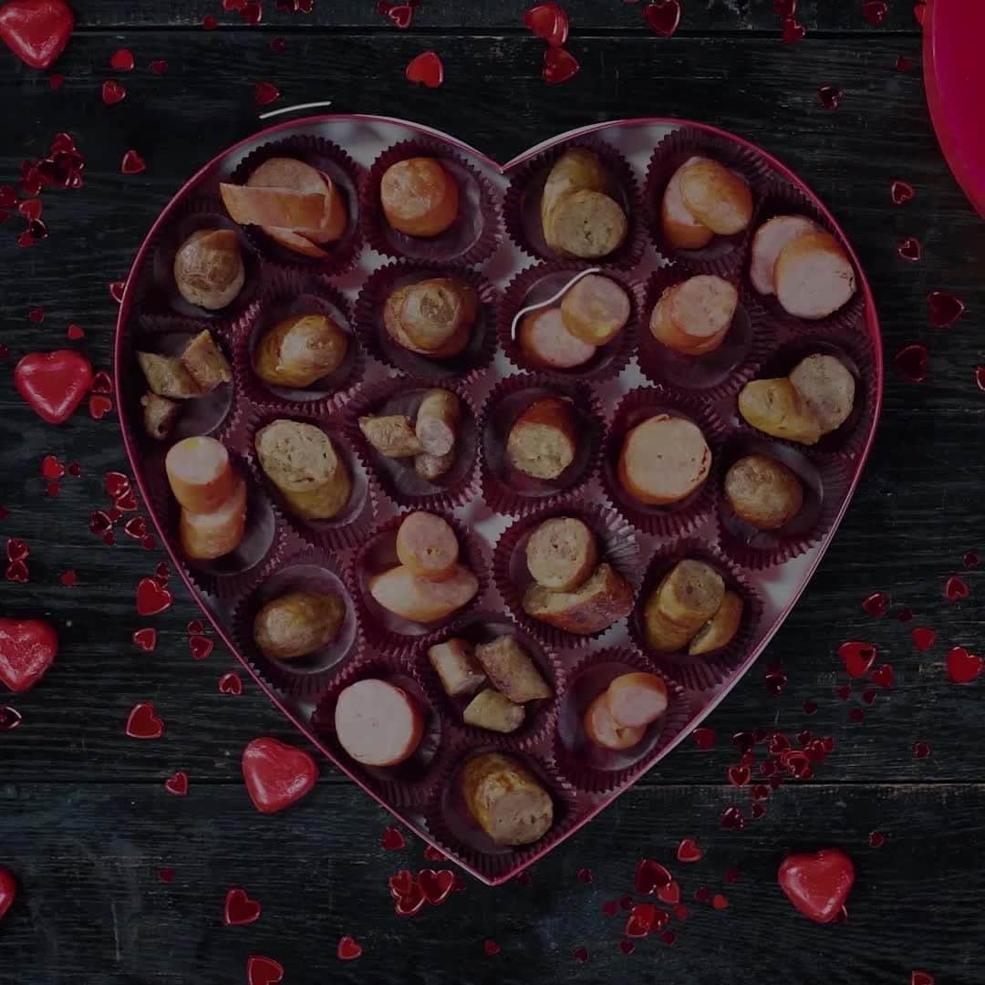 ジョンソンヴィルのインスタグラム：「If you're not saying it with sausage, you're not saying it right.   #SausageIsLove #HappyValentinesDay」