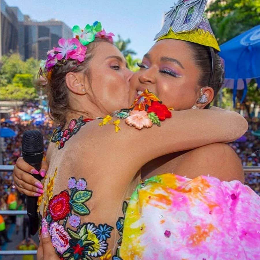 カロライナディークマンのインスタグラム：「hoje é dia de bloco, bebê!!! todo mundo em casa, ligadinho no youtube da pretchiiiiiiinha,  só sentindo essa vibe de amor e alegria... só vem, @pretagil  q o povo te AMA imenso,  e eu amo mais q todo mundoooooo ❤️🎉」