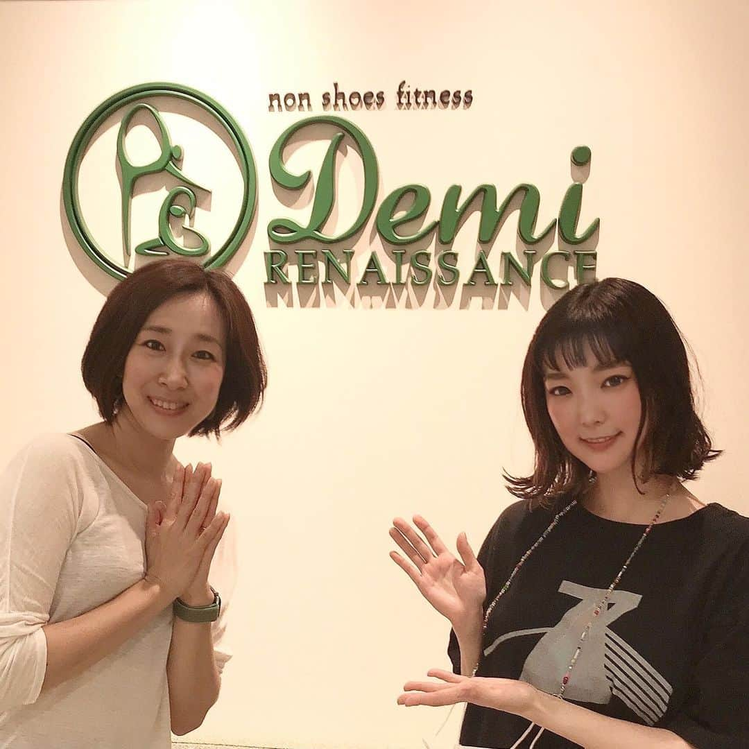 Yun chiのインスタグラム：「ヨガの無料体験に行ってきました🧘‍♀️🌿  ドゥミ ルネサンス @demi_renaissance_official 初めて行ったけど池袋の駅から歩いて1分アクセス良すぎてびっくりした、忙しさんには助かりますな🥺✨  スタジオはアロマの優しい香りと、床暖で裸足でもポカポカ👣マットの位置もきちんとディスタンスしていて安心でした😷  美幸先生のレッスンは体の作りや仕組み、どこに作用してくるか丁寧でとてもわかりやすかったなぁ🤸‍♀️  60分ゆっくりたっぷり過ごせて、寒くて強張ってた関節やリンパが優しい声に導かれて解された〜🌒 ジンワリかく汗も気持ちよかった🧘‍♂️🧘‍♀️  オンラインレッスンもあるのでステイホームでも受講できるのがありがたい☺️🙏  気になる方は是非チェックしてみてね🤌🌺🐘  #ドゥミルネサンス#ヨガ#ピラティス#Demi池袋#pr#yoga#pilates#自律神経を整える#運動不足解消#先生かわいい#足の指長い#ヨガマット欲しくなった#カラダ硬くなってた#🥺」