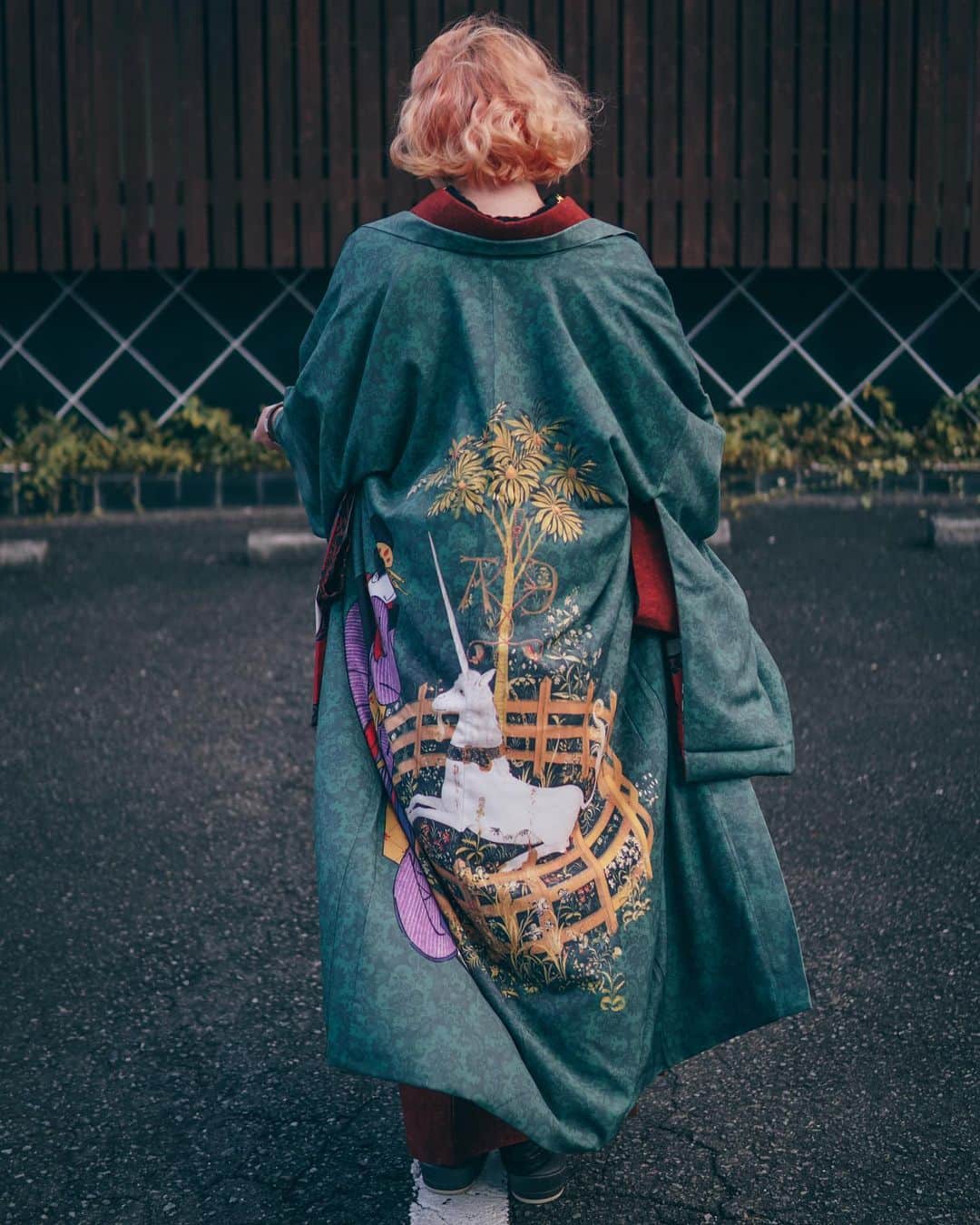 Anji SALZさんのインスタグラム写真 - (Anji SALZInstagram)「🦄 Unicorn captive in Edo? 🤔 New design haori jacket in store at salz-tokyo.com 💫  Inspired by antique kimono as well the elaborate artwork on the insides of men’s kimono jackets this is yet another “East meets West” item from the heart 👘❤️ The lining features the SALZ Nihongami cameo ladies.   A lightweight and comfortable kimono jacket for ladies or gents (with shorter sleeves) to be worn with kimono or western clothing.💕  江戸時代にユニコーン🦄❓ SALZオリジナル羽織をオンラインショップにアップしました❤️  男性羽織の羽裏やアンティーク着物にインスパイアされた長さ。着物や洋服に合わせても良い。希望でしたら、寸法を合わせることも可能です。 💫Salz-Tokyo.com💫  #salztokyo #kimono #haori」2月15日 0時02分 - salztokyo
