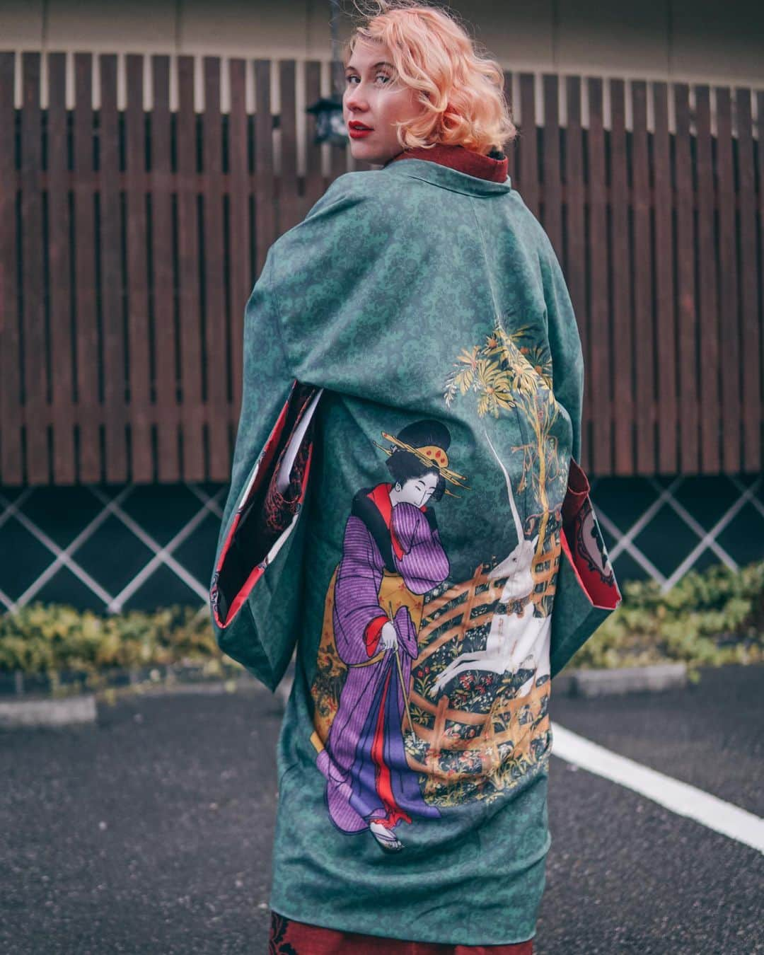 Anji SALZさんのインスタグラム写真 - (Anji SALZInstagram)「🦄 Unicorn captive in Edo? 🤔 New design haori jacket in store at salz-tokyo.com 💫  Inspired by antique kimono as well the elaborate artwork on the insides of men’s kimono jackets this is yet another “East meets West” item from the heart 👘❤️ The lining features the SALZ Nihongami cameo ladies.   A lightweight and comfortable kimono jacket for ladies or gents (with shorter sleeves) to be worn with kimono or western clothing.💕  江戸時代にユニコーン🦄❓ SALZオリジナル羽織をオンラインショップにアップしました❤️  男性羽織の羽裏やアンティーク着物にインスパイアされた長さ。着物や洋服に合わせても良い。希望でしたら、寸法を合わせることも可能です。 💫Salz-Tokyo.com💫  #salztokyo #kimono #haori」2月15日 0時02分 - salztokyo