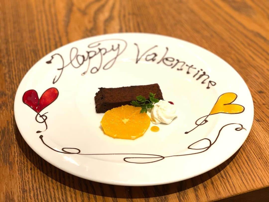 鈴木あさみのインスタグラム：「地震怖かったですね。家が倒れるかと思うぐらい、怖かったです。  これから地震がこないことを願っています。  ❤️Happy Valentine's Day❤️  バレンタインの今日は手繋いでるカップルが多くて、微笑ましくて、羨ましかったなぁ！  バレンタインも終わり、次はひな祭り🎎ですね！」