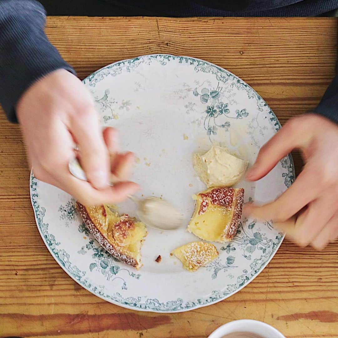 のインスタグラム：「日曜日がバレンタインの今年。 うちの学生は明日がその日のようですw ． ．  日本家庭に育った息子ですが、友達の影響と教えもありフランス的愛情表現を学んでいるらしい。と、最近知った母です。 ． ． #プレゼントを送り合うのに性別は関係なし #バレンタインはチョコレートだけではない」