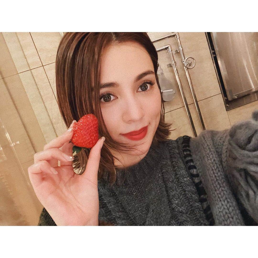 渡辺知夏子のインスタグラム：「🍫🍓Valentine's-Day🍓🍫 . もう終わったけどー⏰ . 最近は全然自分の顔とかの写真撮ってなさすぎるw😂🤔 そう思って、少し前に撮った🍓 写真です🍓は映えますね✨w . 苺はずっと嫌いでしたw 子供の頃から食べてないと思います。 母が苺を練乳と牛乳？でスプーンで潰して食べてて、なんかそれが食べたくない記憶だけはあって...www バースデーケーキはチョコレートケーキかチーズケーキでお願いしてました🎂 最近🍓前より食べられる様になりました。。 今まで誕生日、クリスマスで苺のケーキ載せた事ほぼ無いはず🤔 仲良い人はイチゴのケーキ出さないからねwww だから引き続き、イチゴじゃないケーキが食べたいよ🍓w . でもイチゴ大福は好き。あれは、あんこでイチゴが発酵してるからシュワっとした酸味が美味しいんだよね✨✨✨ めんどくさ〜...🙋‍♀️ . どうしても少しも食べたくない食材は🥒きゅうりです。買ったこと無いです。 きゅうりさえ食べられればレストランなどできゅうりだけすみませんと言わなくて済んだけど、何故か子供の頃からキュウリはダメですねー😢 父もキュウリ嫌いでした。 深く考えたてみたのですが、味も嫌いだし栄養全然ないじゃんという理由。。もしかしたら、キュウリだけは食べないキャラでいようとしてるのかもしれないしwスズムシの水槽に入ってたからかもしれません。 ナスは嫌いでしたが中学生の時、おばあちゃんの作る焼いた🍆ナスで克服しました✨ ナスもスズムシの水槽に入ってましたね。 . きゅうりが克服出来るとしたら、何のきゅうり料理なら可能性あると思いますか？ .  . 好き嫌いは🥒くらいしかなく、肉、魚、野菜、多国籍料理なども色んなもの食べられます！ . 皆さんはどうしても食べたくない食べ物どのくらいありますか？？？ . . . . #バレンタイン #苺の話 #いちご狩りは行ったことない #好き嫌いの話 #きゅうり #嫌いな食べ物エピソード #好き嫌い克服 #好き嫌いとはきっと思い込み #野菜ソムリエだよ」