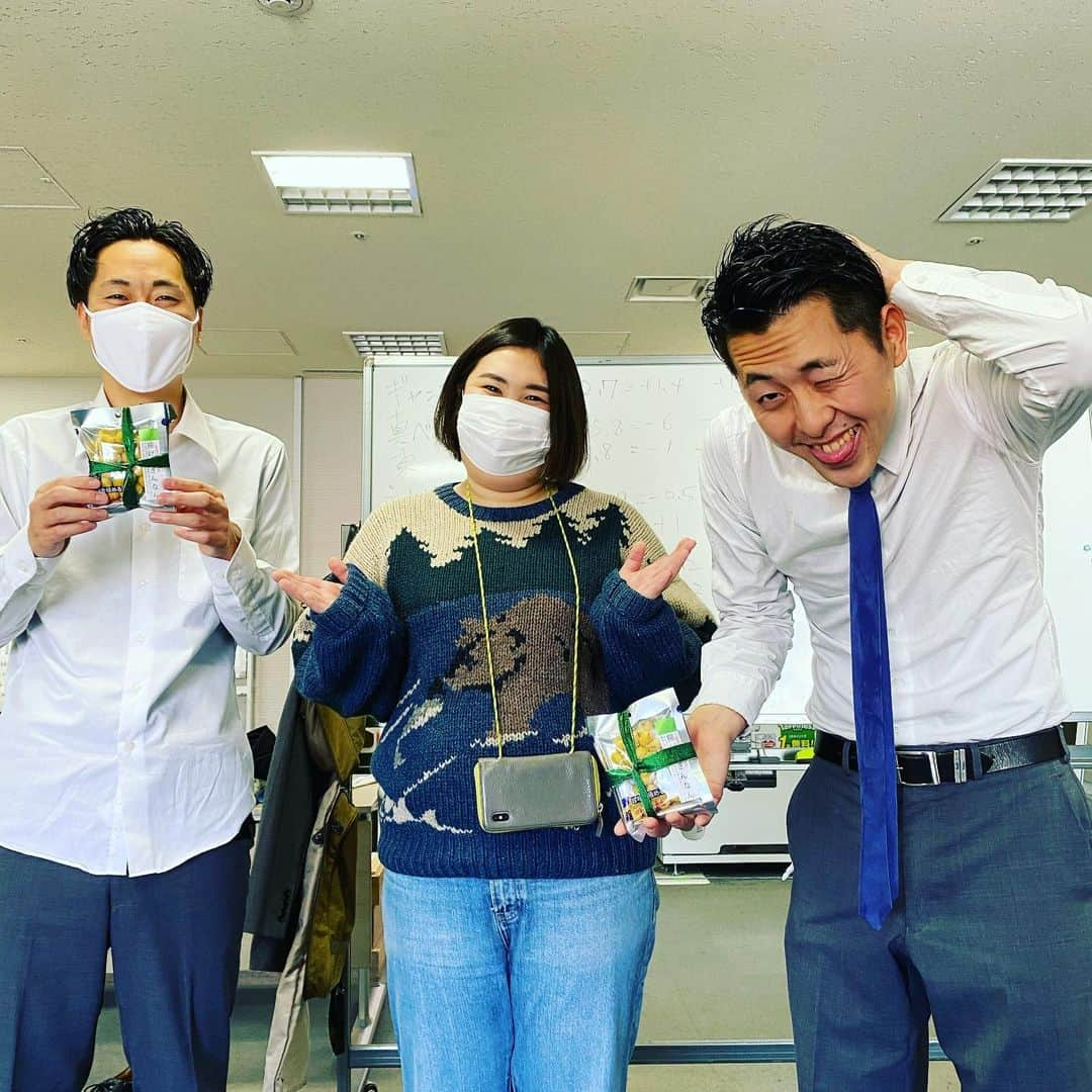 ゆうへいさんのインスタグラム写真 - (ゆうへいInstagram)「紅しょうががバレンタインしてくれたー！稲田からは渋い焼酎ボンボン、熊プロからは揚げ銀杏とかつお香る和風チーズ。渋い！！！チョコを頂いた皆様もありがとうございました。お猪口でも良いですよね。　 　 家内からは1㍉カカオのチョコも何ももらってないのでありがたや！！！ 　 去年も別にもらった様子はない模様。お昼はトットの桑さんにシュウマイをご馳走になった模様。シュウマイ？とお思いかもしれませんがここのシュウマイはうま過ぎるんだ。ちなみに今日の夜ご飯は奇しくもシュウマイ。焼売とは書かない。シュウマイ。逆から読んだというよりは右から書いたイメージ。 イマウュシ。　 　 2019年も特にチョコのことは明記されていない模様。夜はタナイケ池田さんに結婚のお祝いディナーをご馳走になった模様。ありがとうございます。　 　 2018年はルミネ出番な模様。トレンディエンジェルの斎藤さんに新しいコンビ名として『吉田屋ゆう平こう平』という名を考えていただく。歌舞伎っぽくてカッコいい。ご飯らしいご飯を食べず差し入れのチョコなどを頂いた模様。今はしないお腹の満たし方だなぁ。　 　 2017年は極SPな模様。チョコよりもお酒の差し入れの方が多いと明記されている。分かっていただいている皆様で有難うございます。  2015年はハクバノバスツアーがあった模様。ほぉ。後にブサイクランキングの4位とは。。。自分で言うことではないが今日の写真は僕の顔ファンが(この場合の顔ファンはアインシュタインの稲田さんとかリリーとか。)好きそうやなぁと個人的に思う。　 　 2014年は昼に河野とポムの樹行って夜に安田くんとこうへいとびっくりドンキー行ってる模様。行動と胃袋がまだヤングやね。　 　 2013年はオフ。　 　 　 なぜかシュウマイを2年連続なバレンタイン。来年やいかに〜。  #吉田たち #この手帳より前ぐらいかな #劇場でよくある誰が何個チョコもらったかと言う企画 #全く同じ数やったなぁ #稀に出る #なぞの双子神秘 #平等に接してくれてありがとう」2月15日 0時12分 - tachianija