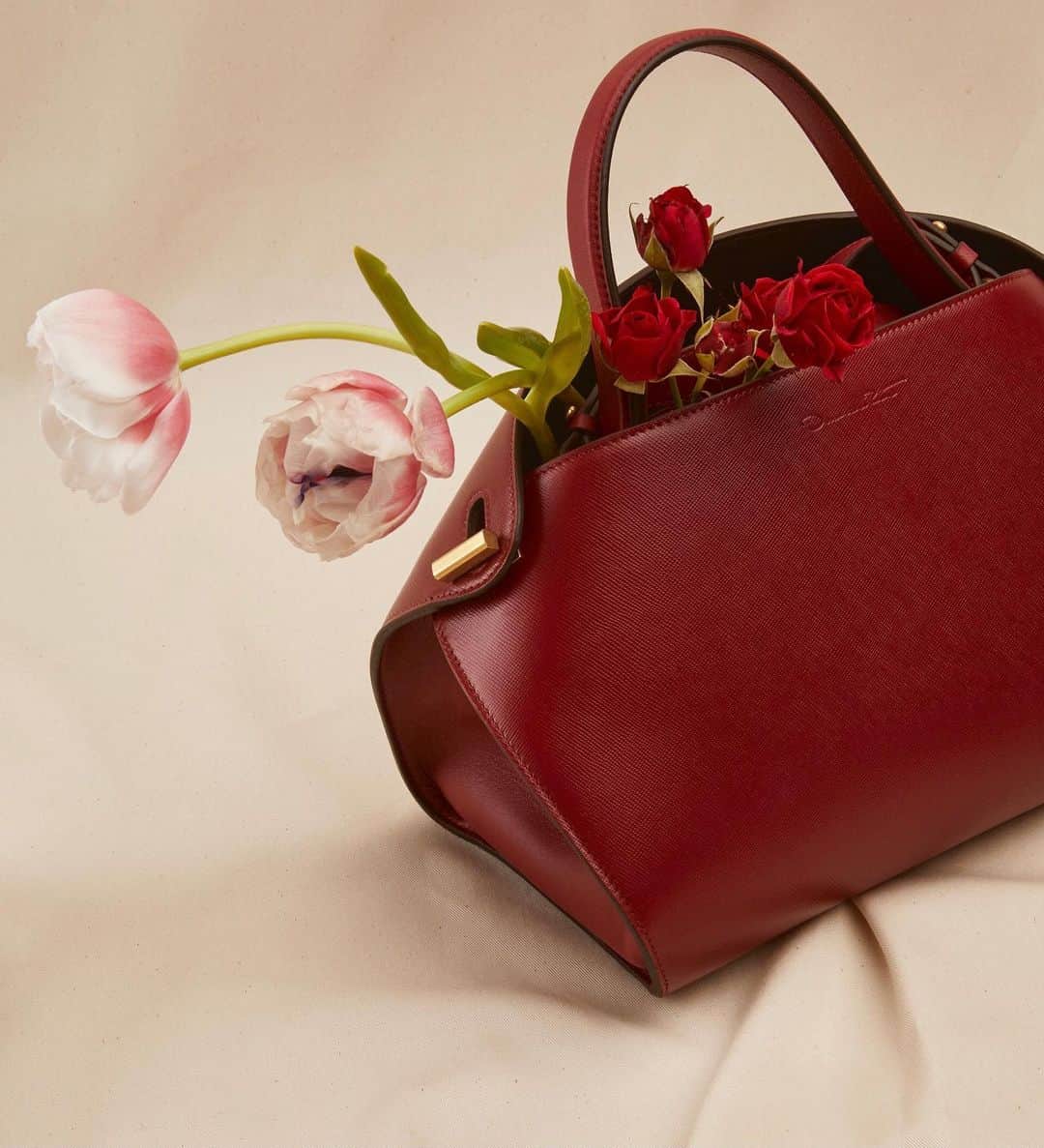 オスカーデラレンタさんのインスタグラム写真 - (オスカーデラレンタInstagram)「Lovestruck. Bag as bouquet, the capacious Saffiano baby Nolo makes a charming statement.  Wishing you all a happy Valentine's Day!  Photographed by @_brettwarren_  Floral Design by @mihalisnyc @fullinyc」2月15日 0時12分 - oscardelarenta