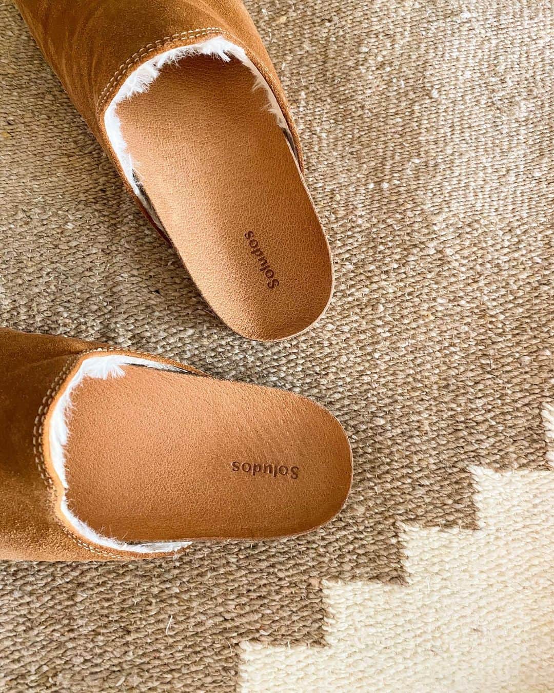 ソルドスのインスタグラム：「sunday snuggles in our faux-fur lined vera slide ✨🥰⁣ ⁣ shop link in bio!」