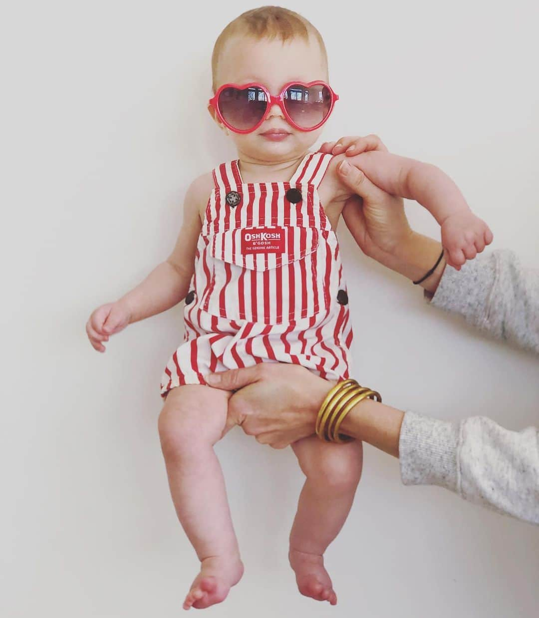 オシュコシュのインスタグラム：「Current vibe: 😎😍 Happy Valentine's Day to our fave #oshkoshkids ❤️ 📷: @stephanieminkoff」