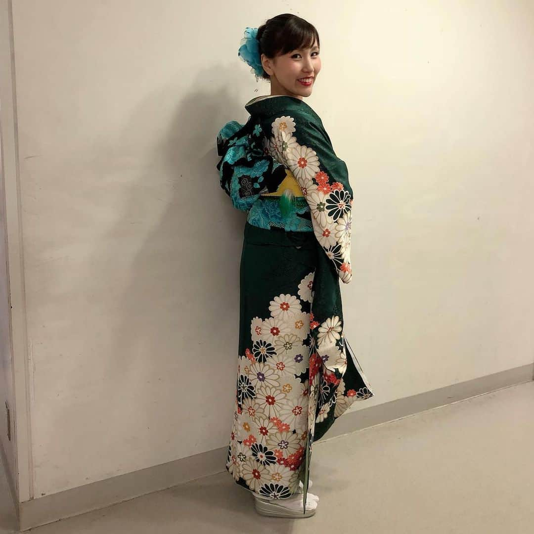 岡村真依のインスタグラム：「緑色の振袖👘  自分では選ばない色を経験できたのが思い出😍💖💖💖  帯がめちゃくちゃ凝った結び方だったの🥺✨✨  6時に目覚ましセットした⏰💕 早く起きて何をするかは♡♡♡💃🙈  #過去pic #振袖 #着物 #kimono #japanesestyle #japaneseculture #prgirl #promotionalmodel #eventhostesses #緑 #green #レア かも💕 #goodnight #👘」