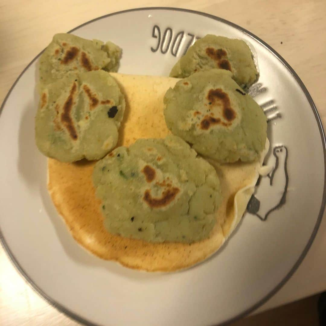 熊野準さんのインスタグラム写真 - (熊野準Instagram)「息子にホットケーキとおやきを焼いたらなんか顔っぽくなったお話。  #熊」2月15日 0時24分 - kumano0209