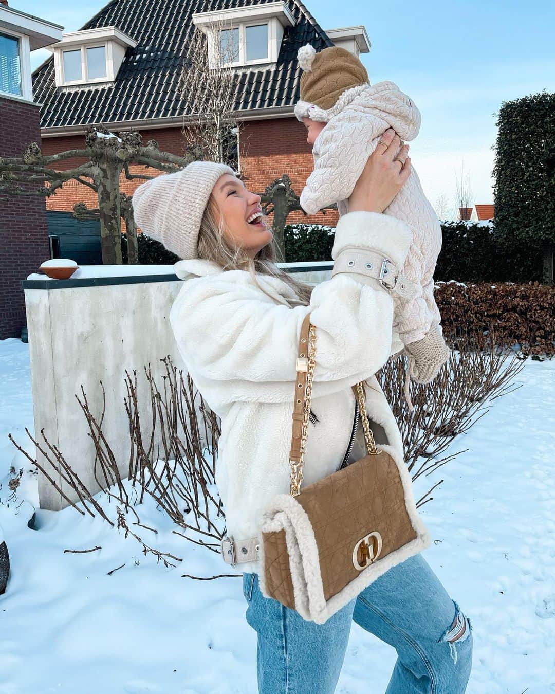 ロミー・ストリドのインスタグラム：「First time snow with my little 🐻 @dior」