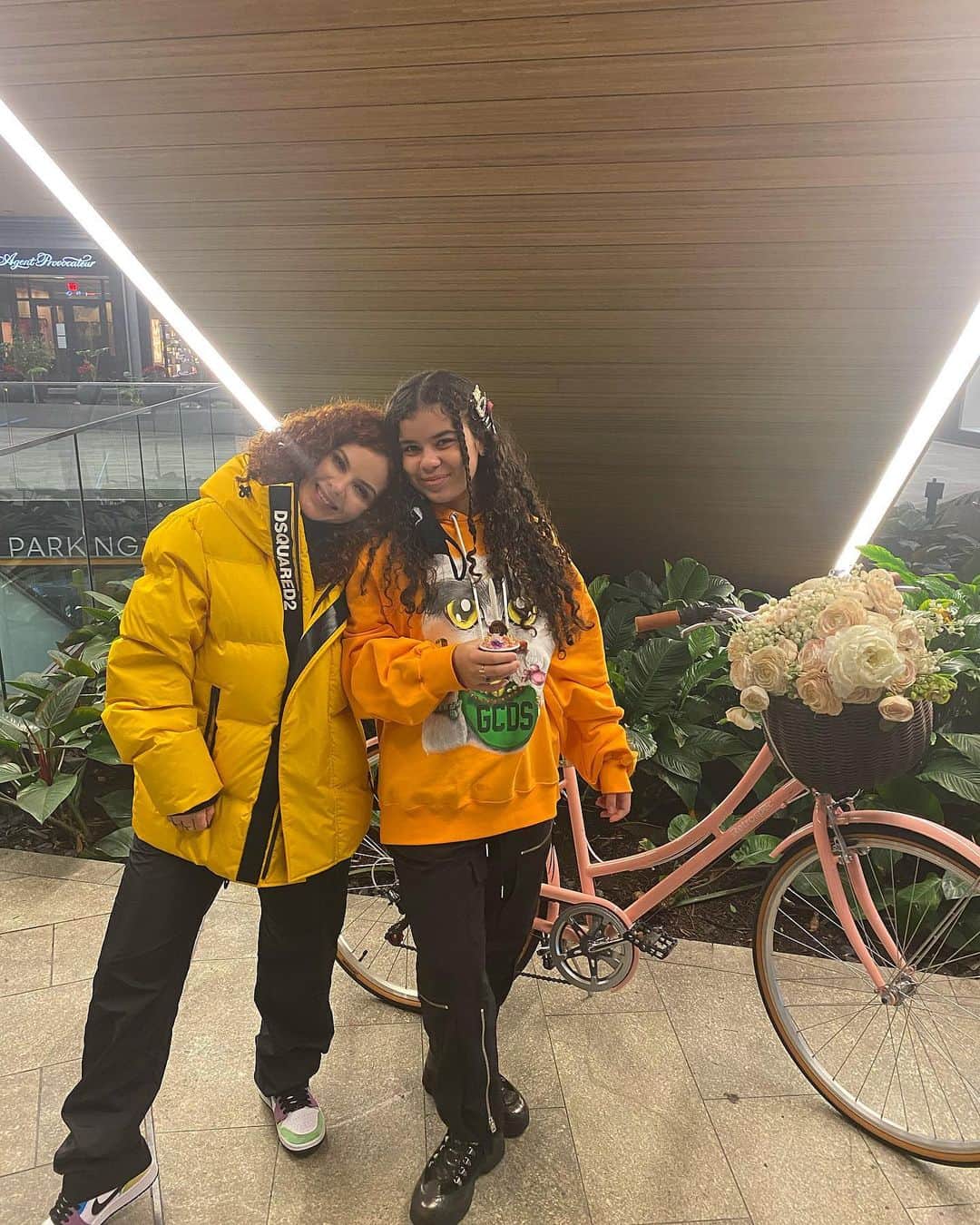 ウィジンのインスタグラム：「Feliz día del amor y la amistad 👸🏼👸🏼」