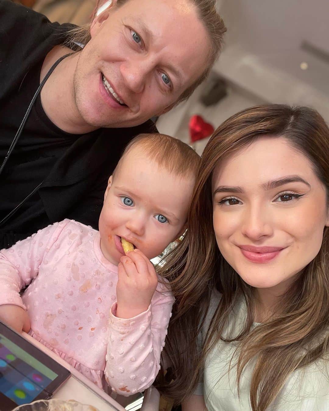 チャチー・ゴンザレスのインスタグラム：「Happy Valentine’s Day ❤️ I love my family as much as Soffe loves fries and ketchup 😂 girl is ketchup crazy」