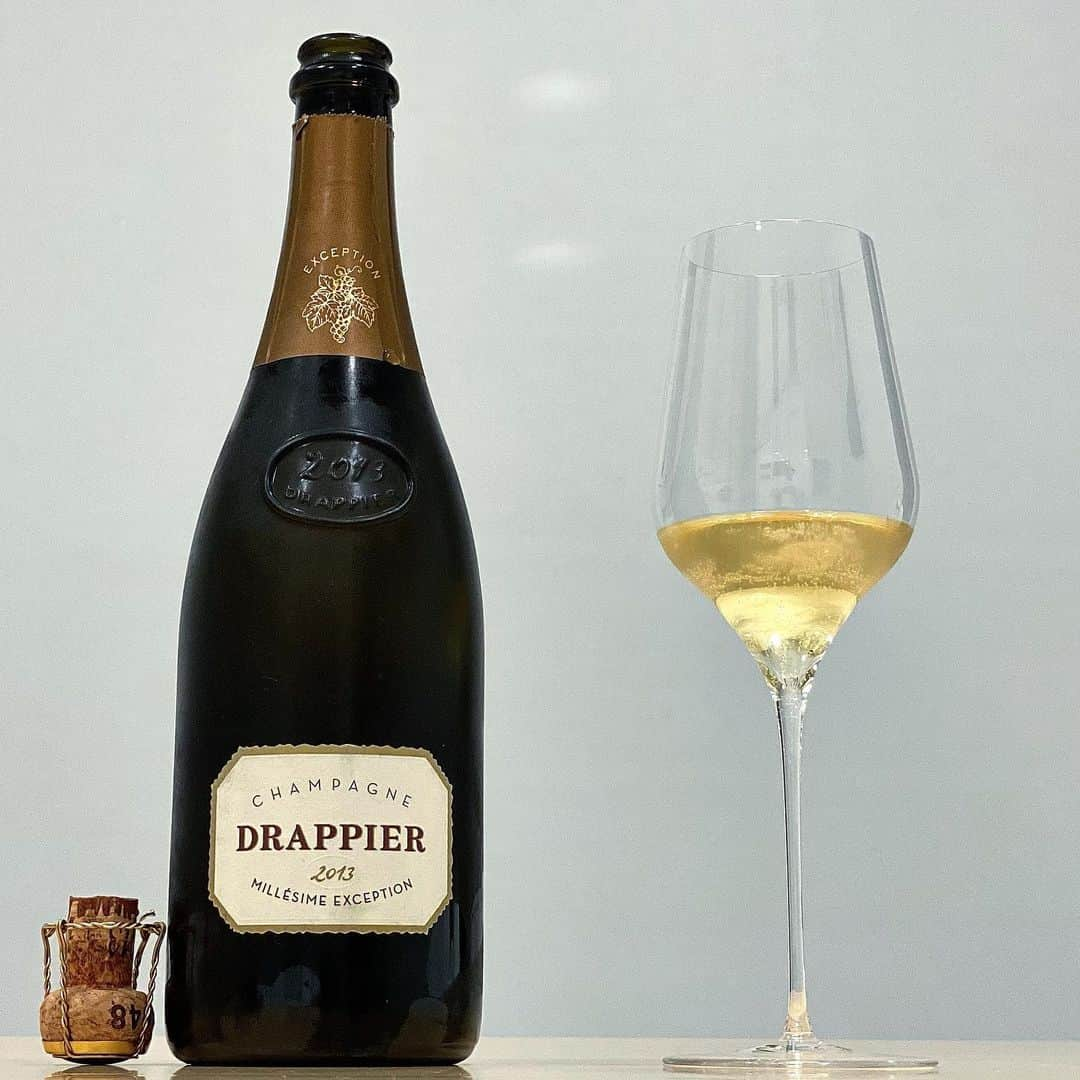 エンリケ・ソラ・クレメンテさんのインスタグラム写真 - (エンリケ・ソラ・クレメンテInstagram)「Cuvée Millésime Exception 2013, Champagne Drappier.  La fantástica familia Drappier, que tuve el placer de conocer, se afinca en Urville desde 1808, en la región de La Côte des Bar. Es la tierra de acogida de la Pinot Noir, la uva que corre por sus venas. Plantada hace 2000 años por los Galo-Romanos, los viñedos descienden de las laderas circundantes bajo la mirada benévola de San Bernard, fundador de la Abadía de Clairvaux. La idea de esta cuvée es capturar la expresión de una sola añada primando las cuatro estaciones y dejando el terroir como segundo protagonista. En el ensamblaje de Pinot Noir (60%) y Chardonnay (40%), se combina perfectamente la potencia y la elegancia. El vino se vinifica parcialmente (40%) en fudres de roble y después permanece 3 años en rima en el silencio de la cava. El viñedo Drappier tiene la suerte de contar con más de 90 hectáreas repartidas entre la Côte des Bar, la Montagne de Reims y la Côte des Blancs con cepas clásicas como Pinot Noir, Chardonnay o Meunier y cepas únicas como Petit Meslier, Blanc Vrai (Pinot Blanc) o la rarísima Arbane. La calidad de los champagnes de la familia Drappier son un valor seguro para los amantes del espumoso más famoso del mundo. Dosage: 5,6 gr/l. Degüelle: Enero 2019. Degustado en CYNA Champagne “Collection PALACE”. Feliz Día de San Valentín! Y que sigáis disfrutando del vino! • • • • • #vino #vin #vinho #вино #ワイン #紅酒 #wein #champagne #winelover #wineinfluencer #winetime #winecellar #wineporn #instawine #winetasting #sommelier #champagnelover #somm #drappier #champagnedrappier #drappiermillesime #drappierexception #urville #champagneofficiel」2月15日 0時23分 - kike_sola