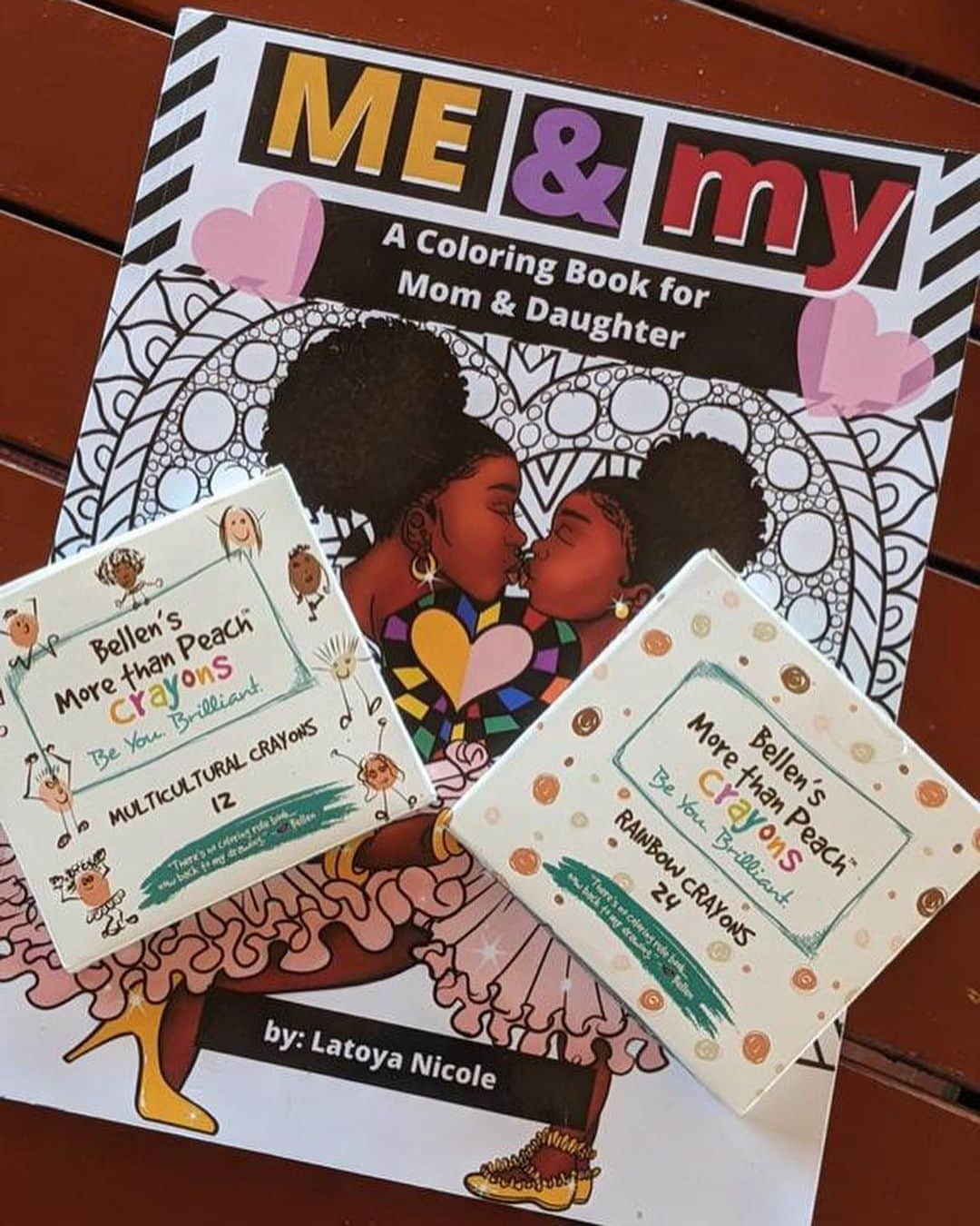 ルピタ・ニョンゴさんのインスタグラム写真 - (ルピタ・ニョンゴInstagram)「Love is... having different colors for different people.   Featuring More Than Peach multicultural and rainbow crayons @morethanpeachproject  &  Me & My, A Coloring Book For Mom and Daughter, by Latoya Nicole (@_thechicboss_).   #PromotionFromTheHeart #BlackOwnedBusiness」2月15日 0時34分 - lupitanyongo