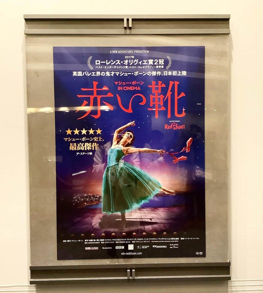 山田友美さんのインスタグラム写真 - (山田友美Instagram)「✳︎ ｢愛かキャリアか…｣ に揺れる女性の気持ちを捉えた映画は たくさんありますが このテーマがバレエになると こんなにも人間的な感情表現ができるのか…と。 「すごい」の次に「人間らしさ」を私は受け取ったな〜 ＊ 昔はただ踊れて楽しい！だけだったバレエはマシューの作品に出会ってから（16歳）見方が変わったんですよね。 ✳︎ 誰も見たことがない演出と解釈を 古典クラシックに組み込んでくれる 振付演出家のマシュー・ボーン。 ✳︎ アンデルセン童話「赤い靴」をもとに作られた映画をマシューがストーリーテリングした作品です。 ✳︎ こんな時なのでシアターの席は通常の半分。 私たちがルールとマナーを守るのはもちろん、安心して楽しんでもらえるよう努めてくださるスタッフの方々に感謝申し上げます。」2月15日 0時27分 - __tomomiracle