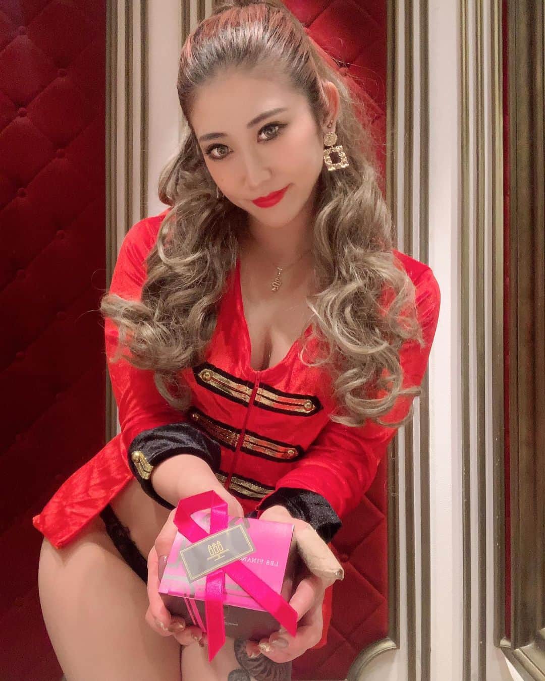 Kumiのインスタグラム：「. HAPPY VALENTINE💝 受け取ってくれますか？？💋 . . .  #バーレスク東京 #スーパーバーレスク東京 #burlesque #burlesquetokyo #インスタ映え #自撮り #selfie #poledancer #burlesquedancer #ポールダンサー　#ショーガール　#showgirl #VALENTINE」