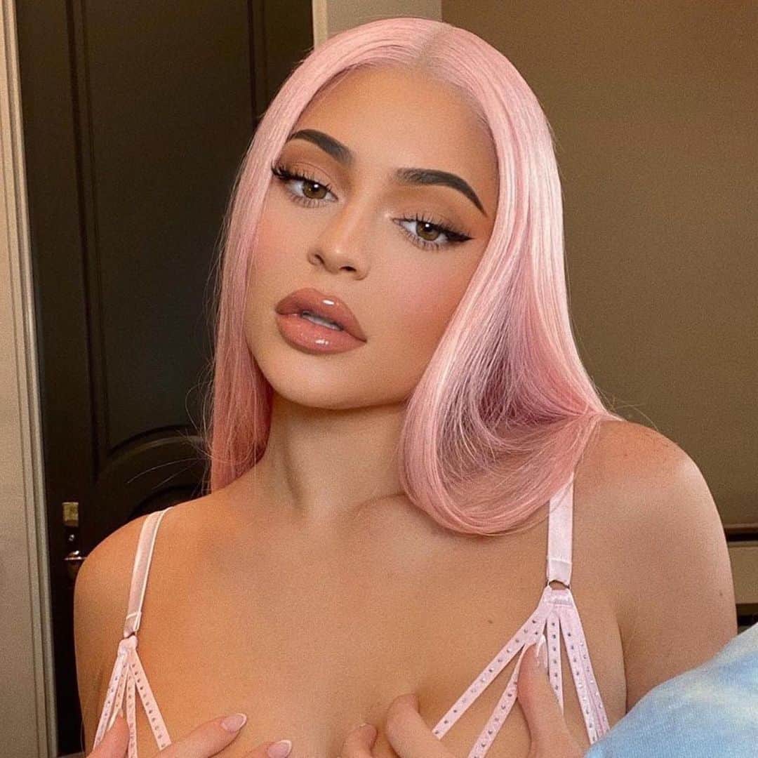 Kylie Cosmeticsさんのインスタグラム写真 - (Kylie CosmeticsInstagram)「Happy Valentine's Day 💝 Swipe for some of our favorite V-Day lippies on boss bae @kyliejenner ✨ ⁠⁠」2月15日 0時31分 - kyliecosmetics