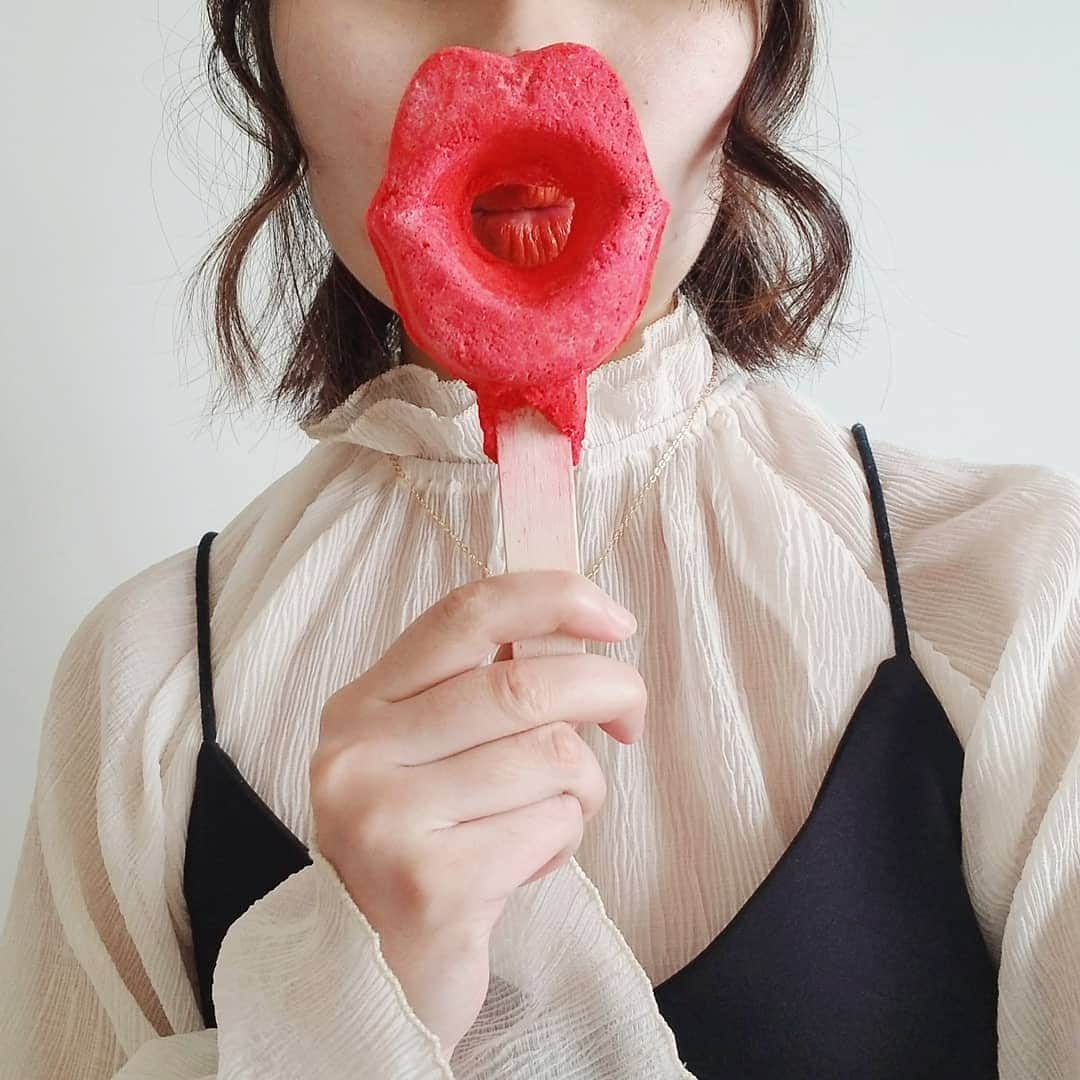 LUSH Cosmeticsさんのインスタグラム写真 - (LUSH CosmeticsInstagram)「Blowing you all a *virtual* kiss😘  Happy Valentine's Day, Lushies.  📸  @ingonoir, @justkeepsoaking, @crueltyfreebecky and @srslyshelbs ❤️   #selfcare #metime #vegan #sustainable #valentinesday」2月15日 0時32分 - lushcosmetics