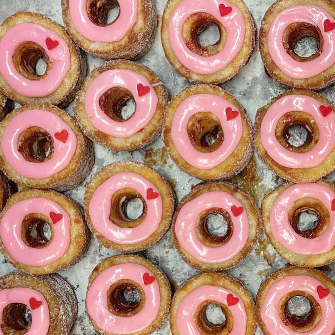 DOMINIQUE ANSEL BAKERYさんのインスタグラム写真 - (DOMINIQUE ANSEL BAKERYInstagram)「Happy Valentine’s Day! We added in some extra love to our pastries and are welcoming in everyone with roses. I know it’s been a tough road, but the love is endless. And we’re grateful to celebrate a day for love. ❤️」2月15日 0時37分 - dominiqueansel