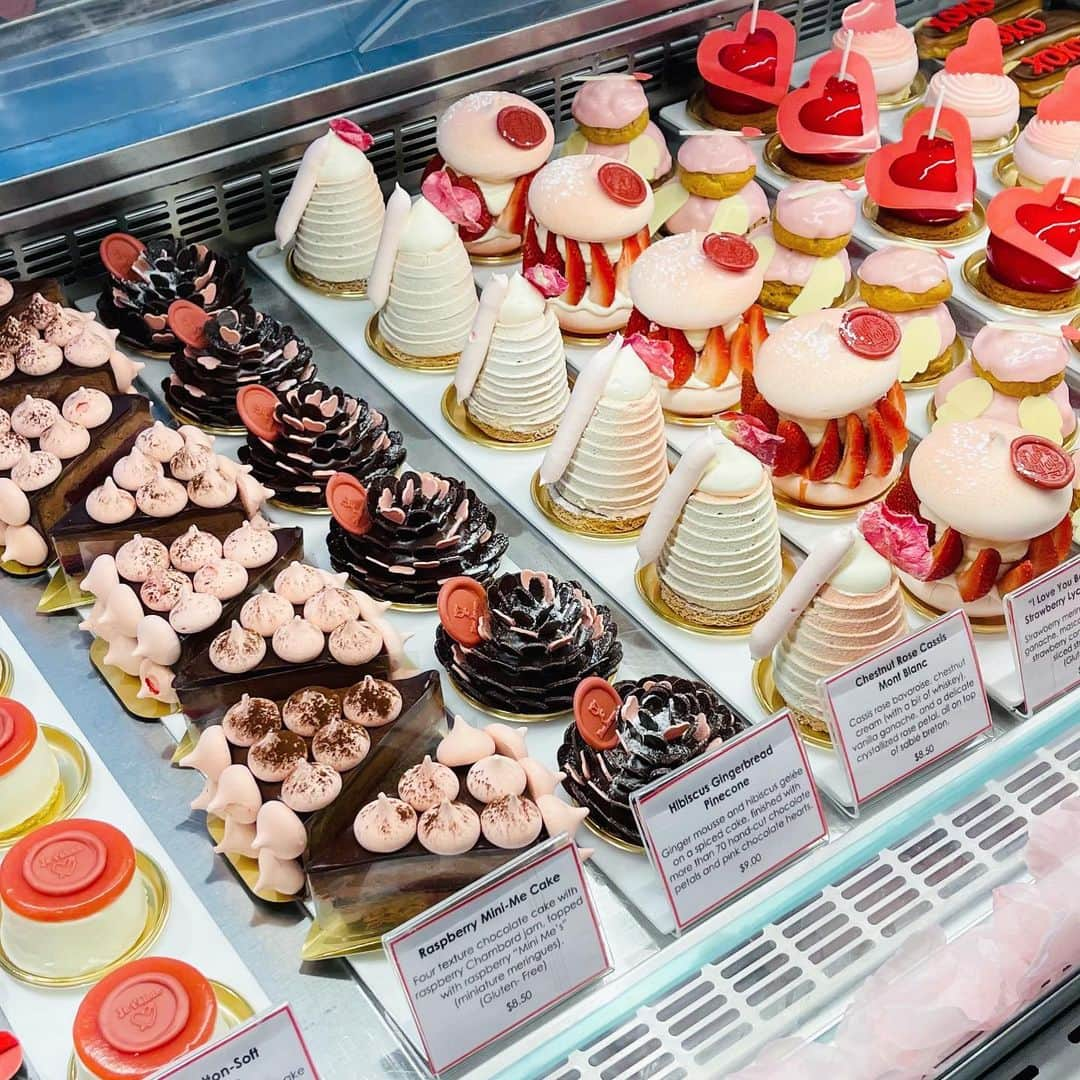 DOMINIQUE ANSEL BAKERYさんのインスタグラム写真 - (DOMINIQUE ANSEL BAKERYInstagram)「Happy Valentine’s Day! We added in some extra love to our pastries and are welcoming in everyone with roses. I know it’s been a tough road, but the love is endless. And we’re grateful to celebrate a day for love. ❤️」2月15日 0時37分 - dominiqueansel