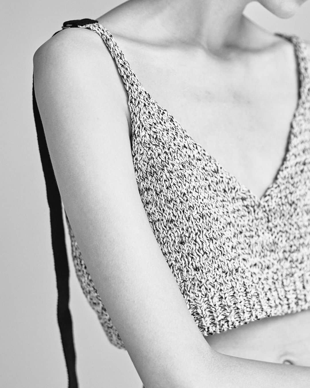 UNDECORATED MANのインスタグラム：「. MELANGE KNIT BRALET TOP オリジナルのニットヤーンを使用したブラレットです。トップスの上から着用していただきレイヤードを楽しんで頂くことができます。  原料産地 : アメリカ / インド / パキスタン　糸生産地 : 愛知県 COTTON 100%  3種類の綿糸を国内の歴史ある製紐工場にて組紐状に加工したニットヤーンを使用しました。紐の存在感を引き立たせるためにローゲージで編み立て、表情豊かな表面感を楽しめるのが特徴です。 #undecorated」