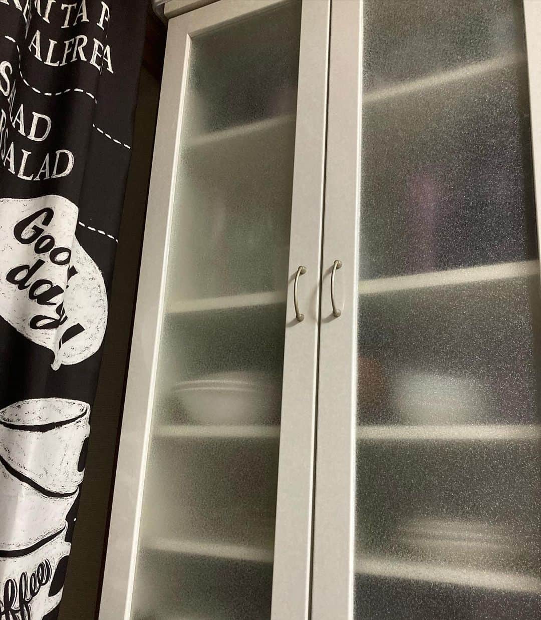 田井弘子さんのインスタグラム写真 - (田井弘子Instagram)「昼間買った ガラス飛散防止シート 食器棚に貼ったんです  けど  貼ってて気付いたんですけど、食器棚の扉、ガラスじゃなくて、、、 アクリルっぽい。。。  割れないね  透明だったのが中身見えにくくなった  #無駄骨」2月15日 0時38分 - hirokotai