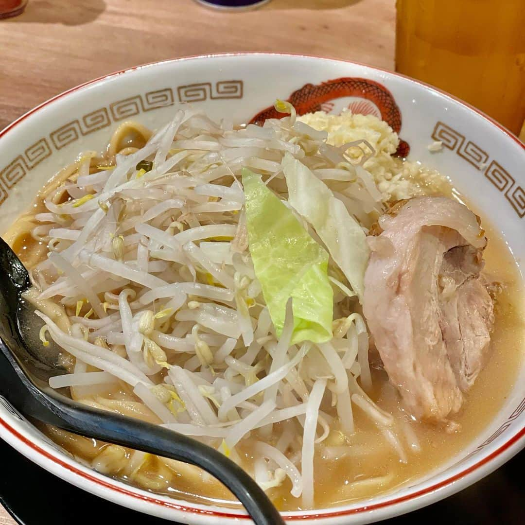 けんじるさんのインスタグラム写真 - (けんじるInstagram)「今日はラーメン豚山を食らいました〜〜！  #けんじる #食い込MEN #二郎系 #ラーメン #ラーメン豚山」2月15日 0時38分 - kenjiru0318