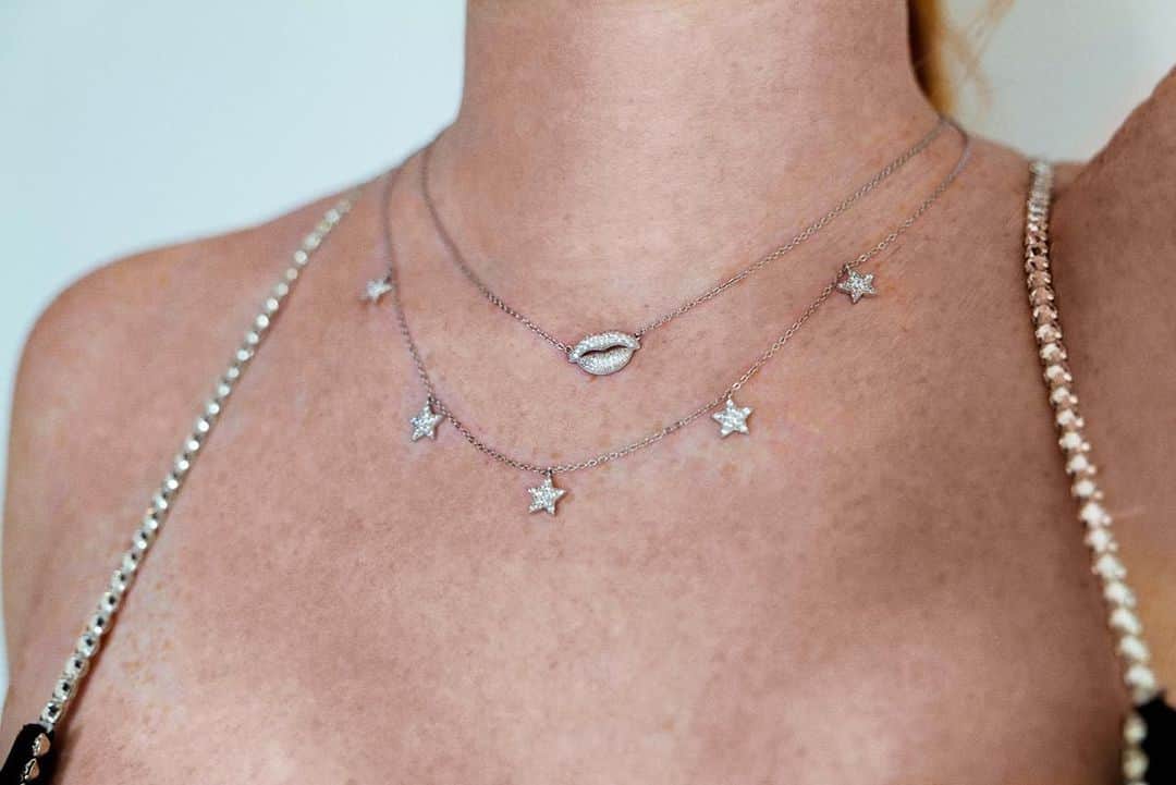 リンジー・ローハンのインスタグラム：「❤️💕💋 💕❤️  LL & LB Jewels in photo: Lexi Necklace & Lips Choker  Jewelry: Lindsay Lohan & @lilybakerjewels Collaboration  Photography: @slimi7   #instajewelry #lilybakerjewels #ll🙌lb #jewelsofinstagram #jewelryoftheday #jewelrygram #jewels #instafashion #jewelrybloggers #shopinstagram #londonfashion #ringstagram #jewelrylovers #happyvalentinesday  #lipsjewelry #starsjewelry #jewelrycollab #instastyle #dubailifestyle #uk #usa #uae #dubailife」