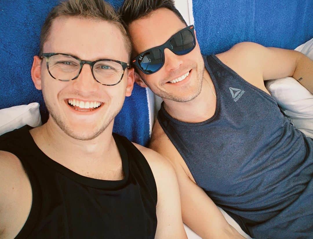 イーライ・リエブのインスタグラム：「Literally would give ANYTHING to be back in Mexico with you laying by the beach ordering food and drinks with friends. ANNYYYTHIIIINNGGGGG! Alternatively, you are away for work and I am in -25 degree weather and snowed in bahahahaha (the cackle of someone losing their mind 😂) I love you @tylerjamesmalone 💘💘💘」
