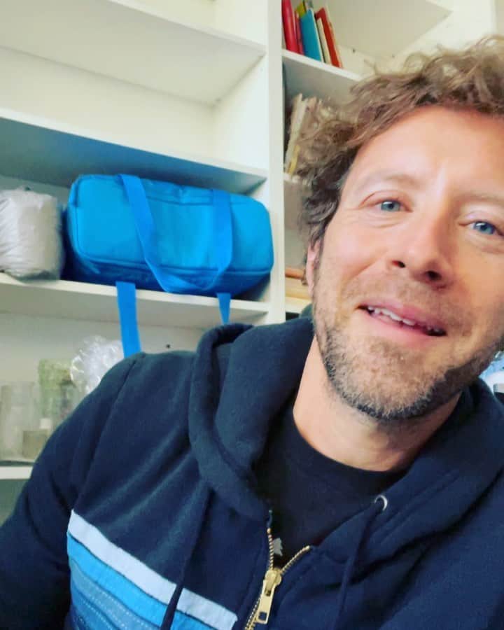 T・J・サインのインスタグラム：「💕HAPPY HAPPY VALENTINES DAY 💕🧼😀🧹🧽. Have the most amazing day! Stay safe, and eat lots of  candy! 🍫 🍬」