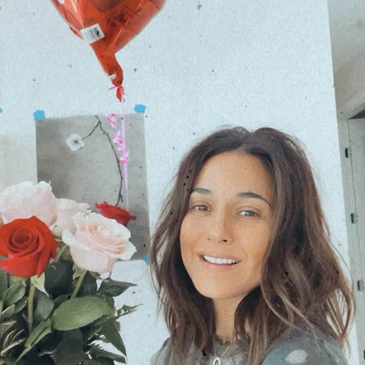 エマニュエル・シュリーキーのインスタグラム：「Sending out all the love.. may your heart be full today and everyday..💋」