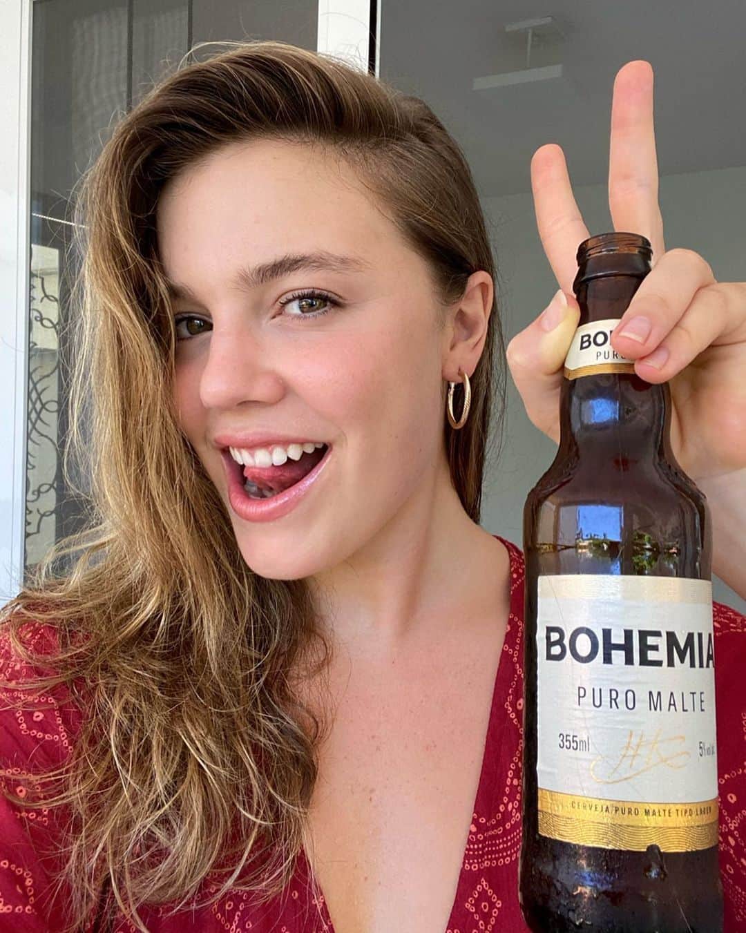 Alice Wegmannのインスタグラム：「a saudade do fervo tá grande, né? são muuuitos anos de carnaval da Bahia e tá difícil demais pro coração aguentar bater só em casa! mas a @casamar.art e a @bohemiapuromalte tão trazendo o carnaval mais pra perto da gente... hoje tem live do @gandhyoficial às 13h e mais tarde às 19h tem @geronimosantanaoficial e @nara_couto! muito feliz de estar juntinha desse projeto que celebra artistas baianos tão importantes pra nossa cultura ♥️🏹✨ #publicidade」