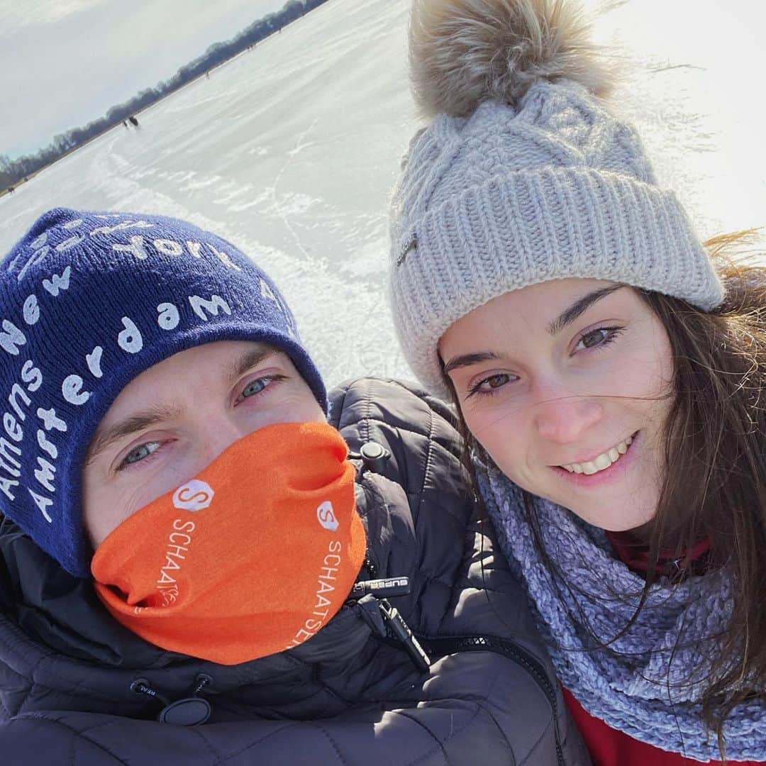 ヴェラ・ファン・ポールのインスタグラム：「Genieten!! ❄️🤍⛸ #natuurijs #nannewiid #iceskating #happyvalentinesday #enjoy #enjoythemoment」