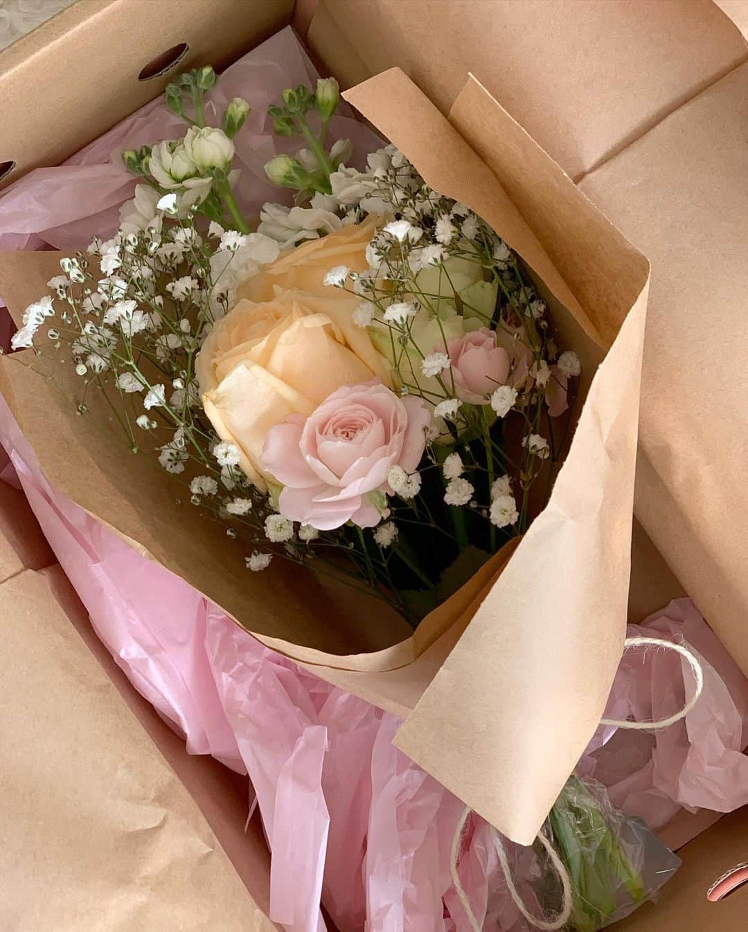 サマンサ麻里子のインスタグラム：「A cute Valentine’s Day surprise from @fleurapeutic 💝   Make sure to check out all their cute items ✨  #valentinesday #flowers #bouquet #fleurapeutic #lifestylebrand」