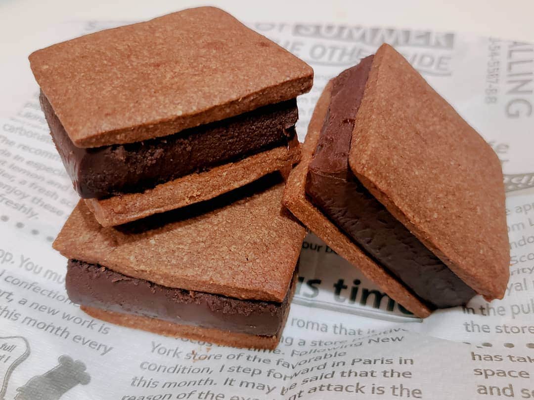 葉山いくみのインスタグラム：「今年のバレンタインには生チョコサンドクッキーを作りました🍫 載せるほどじゃないけど載せるね… お菓子作り苦手すぎる！！！ 失敗したとき用に久しぶりにシフォンケーキも作ったけど結局焼き縮みした…毎回なってしまう… でも今回こそ原因がわかったかもしれないので次こそちゃんと焼けるように頑張る～💪」