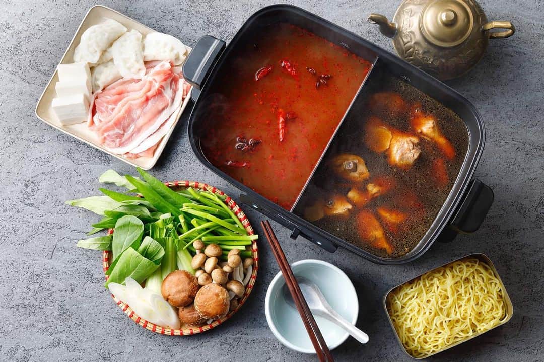 Vitantonioさんのインスタグラム写真 - (VitantonioInstagram)「【recipe】「四川風麻辣鍋」と「台湾風鶏スープ鍋」の火鍋（ホットプレート/VHP-10）   体の芯から温まる、ピリ辛薬膳鍋と鶏の旨味鍋。ビタントニオのホットプレート（VHP-10）なら、オプションの「火鍋プレート」を使って2種類の味を同時に食卓で楽しめます。     ＜材料＞ ▷四川風麻辣鍋　 サラダ油…適量  味噌…大さじ2 ●A 　 花椒…大さじ1 赤唐辛子…5本 五香紛…小さじ1 豆板醤…大さじ2 ●B  水…1,000ml 鶏がらスープの素…大さじ1 にんにく(スライス)…1片 しょうが(スライス) …20g 八角…2個   ▷台湾風鶏スープ鍋  鶏肉骨付きぶつ切り…300g しょうが(スライス)…50g ごま油…大さじ2 酒…200ml ●C 鶏がらスープの素…小さじ2 水…800ml 塩…小さじ1 しょうゆ…80g ●好みの具材 青梗菜、空心菜、長ネギ えのき、しいたけ、しめじ 豚肉(スライス)、絹豆腐 水餃子など     ＜つくり方＞ ▷四川風麻辣鍋　 1）火鍋プレートにサラダ油を熱し、Aを入れて〈LOW〉で香りが出るまでじっくりと炒める。 2）Bを加え、〈HIGH〉にしてひと煮たちさせ、〈MID〉にして味噌を加え、味を調える。 3）好みの具材を加えて煮る。   ▷台湾風鶏スープ鍋 1）火鍋プレートにごま油を入れて〈MID〉で熱し、鶏肉、しょうがを入れて軽く焦げ目がつくまで焼く。 2）酒を入れ、〈HIGH〉にして沸騰させ、アルコールを飛ばす。Cを加えて煮る。 3）好みの具材を加えて煮る。 https://www.vitantonio.jp/recipe/hot-plate/post-54.html     ＜使用ツール＞ ホットプレート/ VHP-10 ・フラットヒーターでムラなく加熱、お手入れ簡単 ・付属/別売り、計4種のプレートでレシピ広がる ・付属：平面プレート、たこ焼きプレート ・別売り：深鍋プレート（スチームラック付き）、火鍋プレート https://www.vitantonio.jp/products/hot-plate/VHP-10.html     ▷一部オンラインストアにて限定発売中 @e_goods.rakuten @hotchpotch_webshop @plywood_kitchen @roomy_interiorshop ※お取り扱い、在庫状況等は各販売店様にお問い合わせください。     #vitantonio #ビタントニオ #ビタントニオレシピ #ビタントニオ部 #ホットプレート #ビタントニオホットプレート #ホットプレート料理 #ホットプレートレシピ #ホットプレートパーティー #ホットプレートごはん #ホットプレート大活躍 #火鍋 #四川風麻辣鍋 #台湾風鶏スープ鍋 #おうち中華 #四川料理 #日々の暮らし#暮らしを楽しむ #おうちごはん #VHP10」2月15日 11時46分 - vitantonio_jp