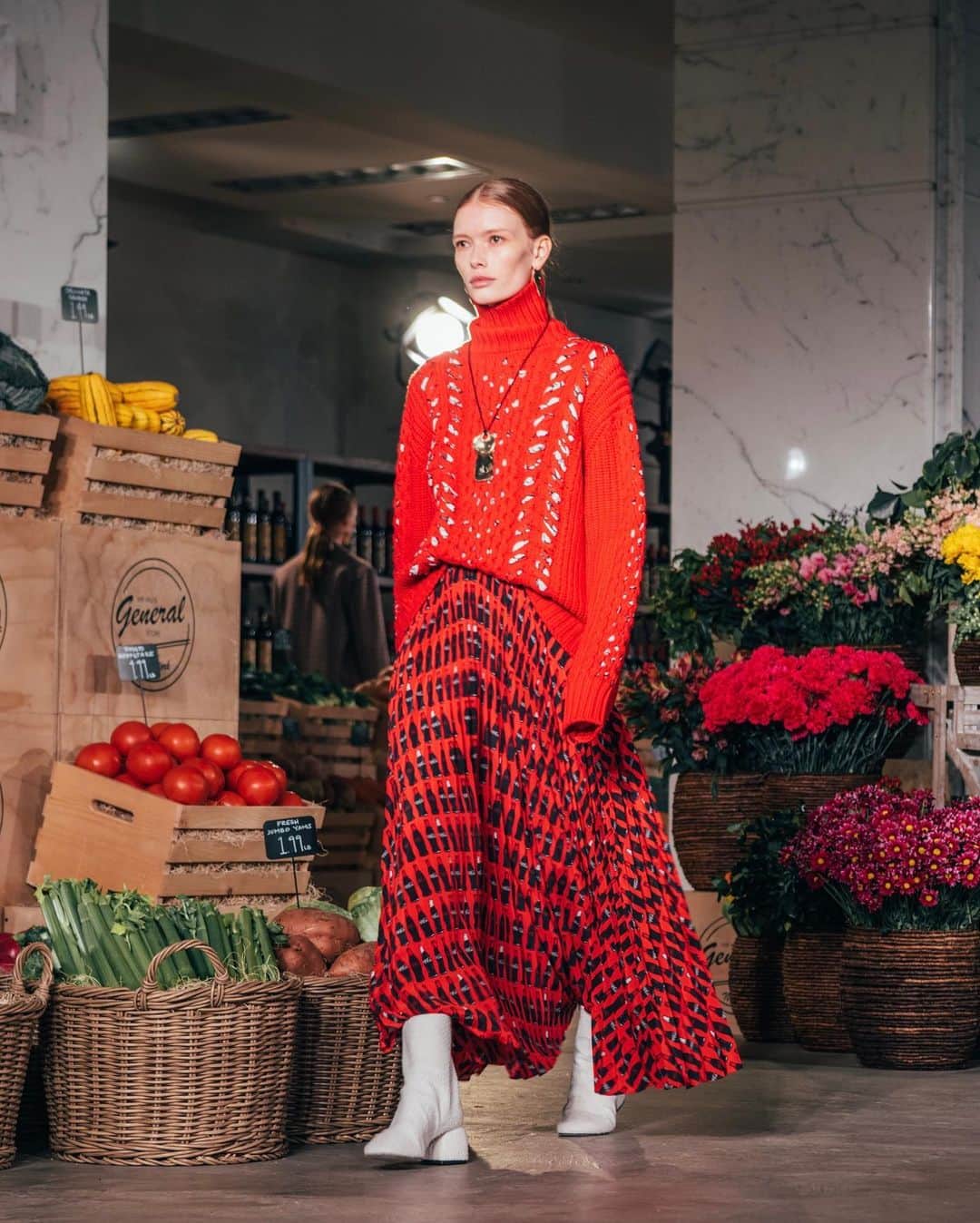 NYFW（ニューヨークファッションウィーク）さんのインスタグラム写真 - (NYFW（ニューヨークファッションウィーク）Instagram)「Supermarket chic 🛒 @jasonwu's #MrWuGeneralStore runway has us rethinking our grocery store 'fit. Watch the epic #NYFW presentation at the link in bio.  Production: @imgfocus  Scenic Partner: @bednarkstudio #builtbybednark Photos: @smallgirlbiglens」2月15日 11時40分 - nyfw