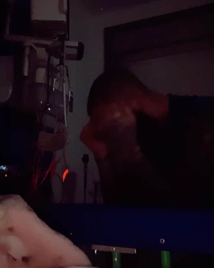 アシュリー・ケインのインスタグラム：「Im posting this video not for likes... Not for acknowledgement... But to make a statement... [2:50am] I shadow box most nights till my daughter goes to sleep... It could be 10 minutes, it could be 2 hours... But I entertain her while I practice my craft... I’m posting this because for myself and for my charity I am making a statement that at 30 years of age stepping into the fight game, I will turn professional and I will fight for my soul, for my spirit and for these children who battle for their lives everyday! I live in a hospital cubical... I run 5km+/skip 45 minutes everyday... I complete 700+ reps of bodyweight exercises everyday... I move, I stretch and I flow... & my situation/restrictions will never confine me... I WILL battle... I WILL fight... & whoever is in front of me better be ready... Because I was born that way」