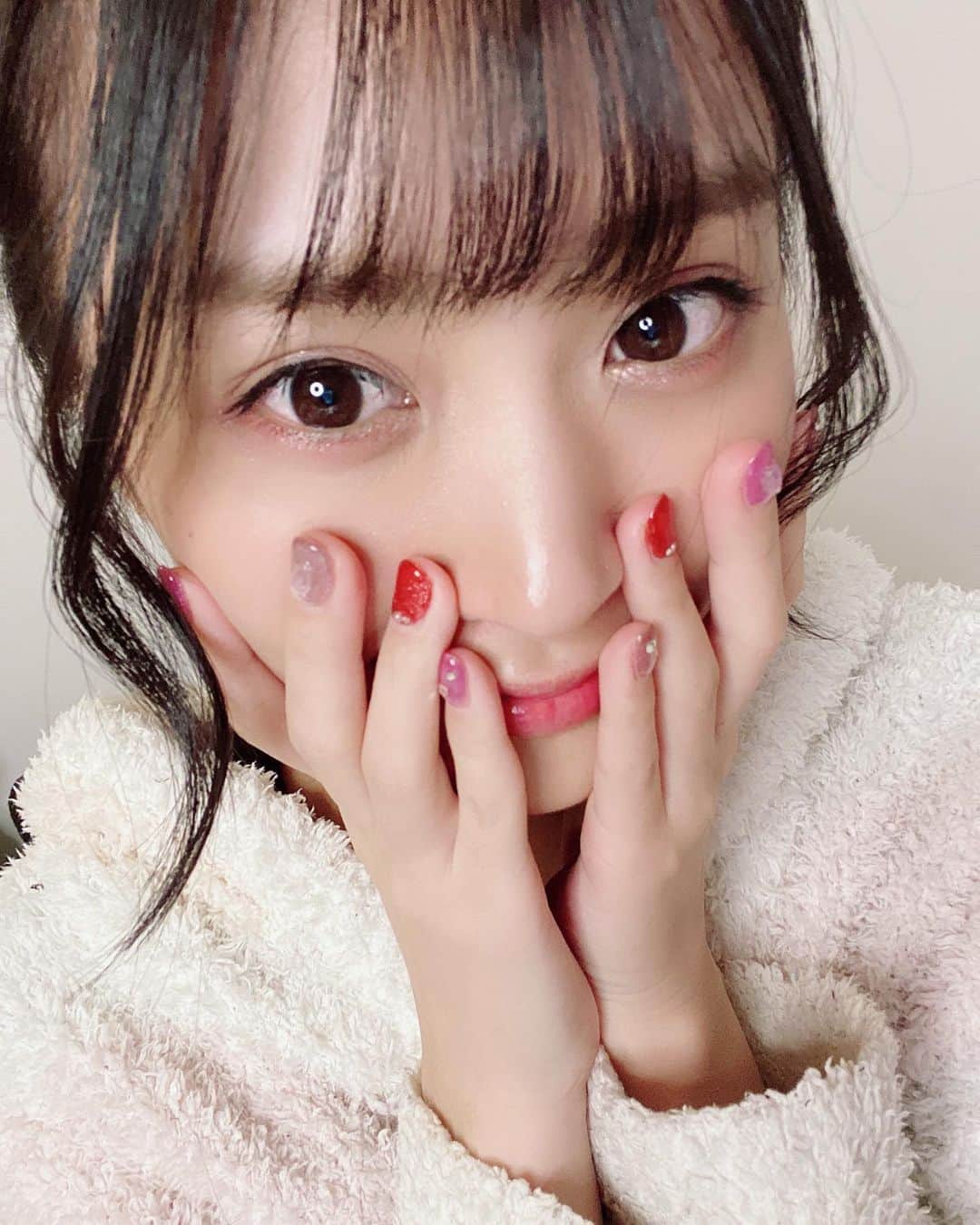 根岸愛のインスタグラム：「💅💝💅 おかわつめ #nail #valentinenails #magnetnails #ネイル #バレンタインネイル #マグネットネイル」