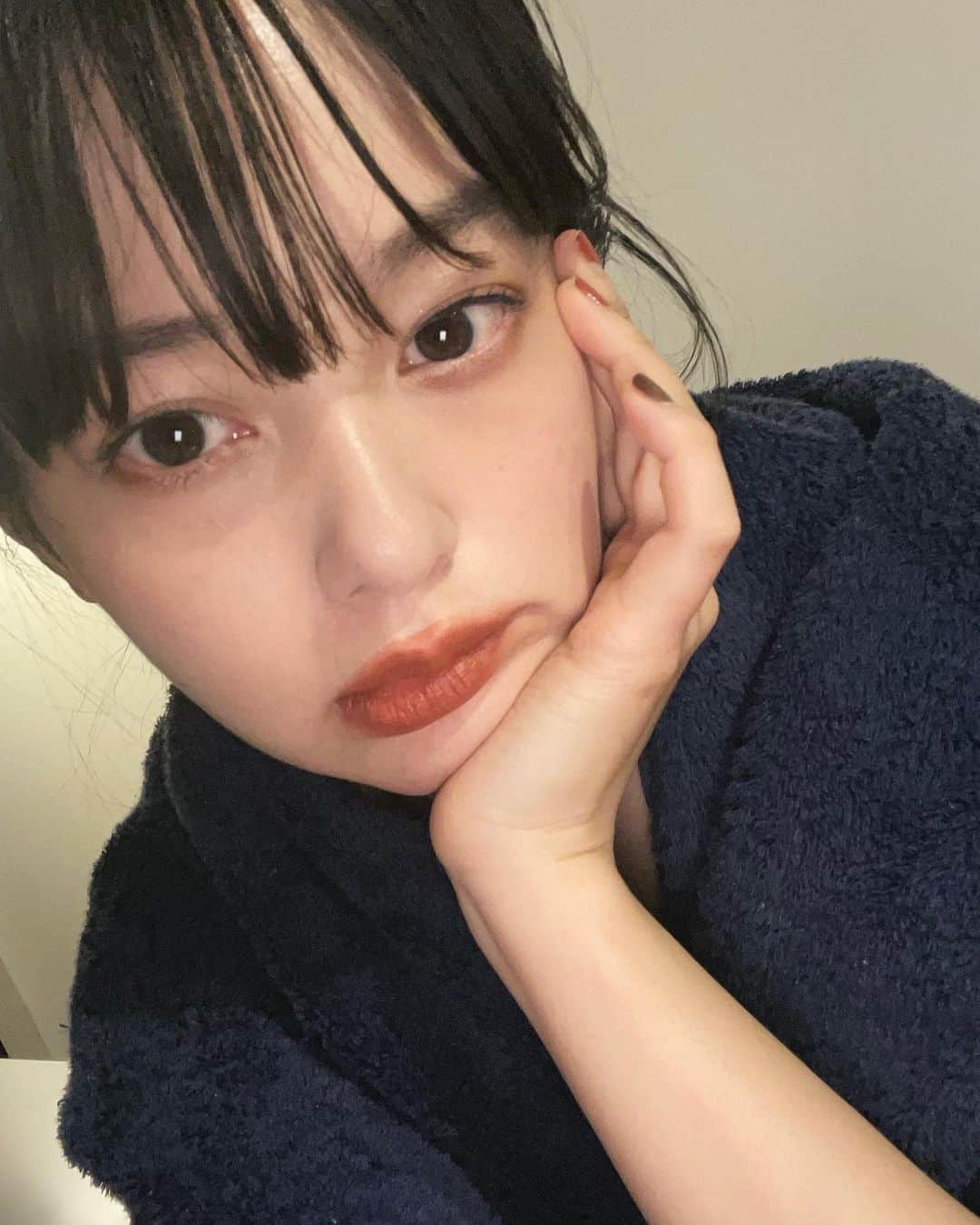 のインスタグラム：「敏感肌の人で、もしまだ知らない人がいたらぜひ教えたい @larocheposayjp  #ラロッシュポゼ って読めなくて私は調べましたよ過去に、はい。。  妊娠中だったかいつか、仕事でメイクされるときに、メイクさんがよく使ってる肌に優しいで有名な某ブランドのミセラークレンジングを使うと痒くなるようになってしまって、自分はけっこう肌が強い方と思ってたのに、どうしよう。。と思ってた時に、ラロッシュポゼのものを使ったら大丈夫だった。。！ということがあって、それからけっこうな信頼を置いてる敏感肌でも使えるスキンケアブランドです🙏🏻皮膚科医でも採用されていたりも。  そのラロッシュポゼから、乾燥や肌あれから肌を守ってくれる美容液 #トレリアンウルトラセラム が2月18日に発売👏🏻敏感肌にとってはだんだんと過酷になってくるこの時期、頼りになるかと思います。  個人的には、贅沢なコスメを使いすぎて肌が慣れちゃってたり、色々試しすぎて肌が混乱（？）してる美容好きな人にも、こういうシンプルなものを挟んでいくのは結構いいと思っていて、私はそういう使い方をしてます。 　 #PR#ラロポのセラム」