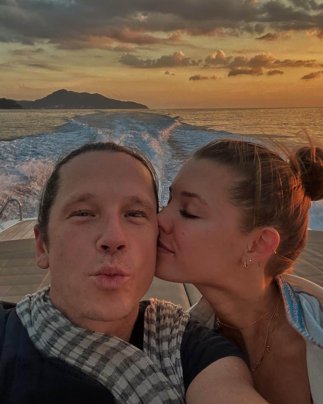 アリッサ・アーチェのインスタグラム：「Happy Valentine’s Day my love. I know I can live in the warmth of your heart and always call that home. I love you ❤️ @govindski」