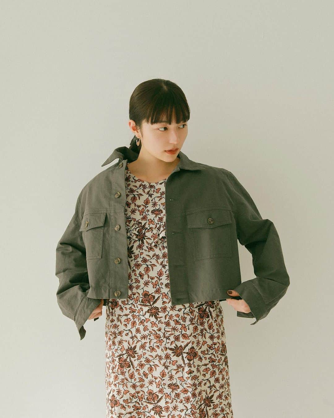 のインスタグラム：「March item__________ pre order now . . 1からオリジナルで作ったボタニカルフラワー柄は、ブランドらしいエスニックなムードに完成。ベースの生地はリネン混素材を使用していて、涼し気な雰囲気も持たせつつ立体的な表情が魅力。表面の凹凸にプリントをのせる事で絶妙なカスレ感が出てニュアンスのあるムードに仕上がっています。配色は華やかですが、どこか落ち着いたトーンで大人な方でも合わせやすい1着に。 . . #ボタニカルショルダーデザインミニワンピース アイボリー/ネイビー ¥13,200(tax in) ____________________________________ 下記 アカウントTOPページリンクより 各サイトをご覧下さい🔗 . RUNWAY channel▶︎ @ungrid_official  ZOZOTOWN▶︎ @ungrid_staffsnap  . 着用アイテム詳細はタグをご覧ください🏷 . model @akari_abe  #ungrid #ungrid_official #RUNWAYchannel #zozotown」